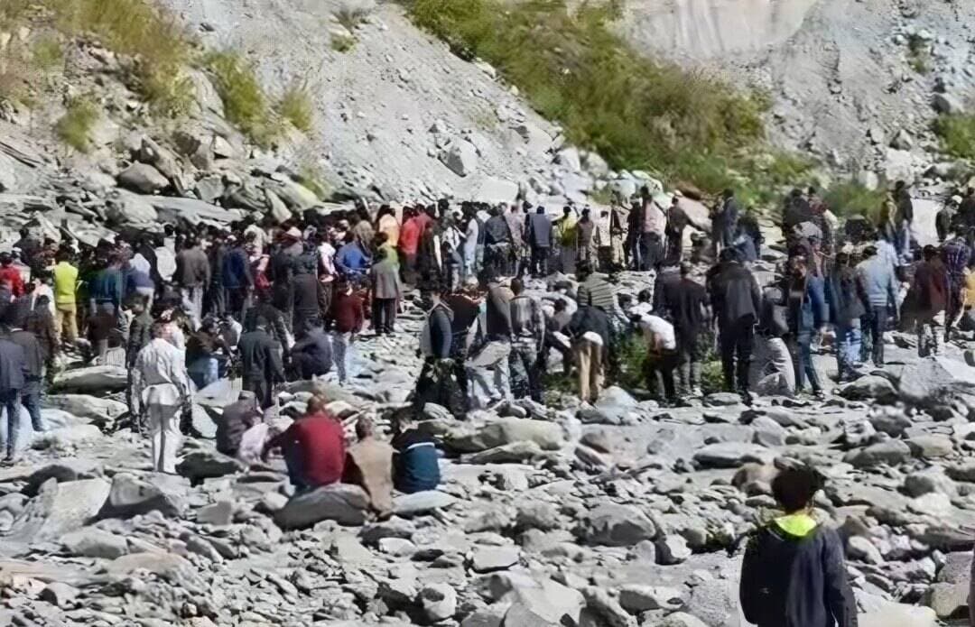 चंबा: युवा कांग्रेस के प्रदेश उपाध्यक्ष चंद्रमणी कुलेठी को नम आंखों से अंतिम विदाई देने पहुंचे सैंकड़ों लोग ।
बीती रात मुख्यमंत्री सुखविंदर सिंह सुक्खू के होली में कार्यक्रम को सफल बनाने के लिए झंडा लगाते समय करंट लगने से हुई थी मौत ।
<nis:link nis:type=tag nis:id=chamba nis:value=chamba nis:enabled=true nis:link/> <nis:link nis:type=tag nis:id=congress nis:value=congress nis:enabled=true nis:link/>