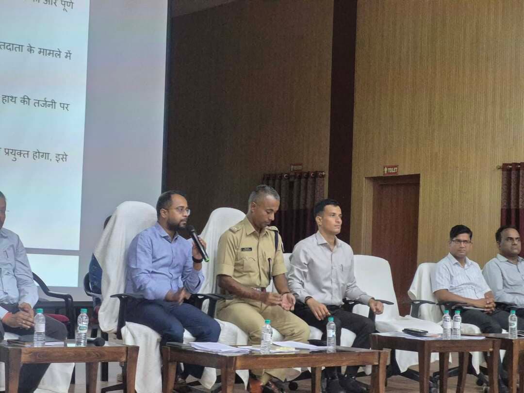 सारण शिक्षक निर्वाचन क्षेत्र निर्वाचन-2026 को लेकर मतदान दलों एवं दंडाधिकारियों को दिए गए विस्तृत निर्देश
स्वच्छ, निष्पक्ष, शांतिपूर्ण एवं भयमुक्त वातावरण में निर्वाचन संपन्न कराने के लिए भारत निर्वाचन आयोग के दिशा-निर्देशों का शत-प्रतिशत अनुपालन सुनिश्चित करने पर जोर
==================
सारण,22 अक्टूबर 2026
==================
कल दिनांक 23 अक्टूबर 2026 को सारण शिक्षक निर्वाचन क्षेत्र के निर्वाचन-2026 को सफलतापूर्वक संपन्न कराने तथा निर्वाचन आयोग के आदेशों एवं निर्देशों का सभी स्तरों पर शत-प्रतिशत अनुपालन सुनिश्चित करने के उद्देश्य से सभी संबंधित पदाधिकारियों एवं कर्मियों, विशेषकर पीठासीन पदाधिकारियों एवं मतदान पदाधिकारियों को अपने दायित्वों का निर्वहन पूरी सतर्कता, निष्ठा, तत्परता एवं उत्तरदायित्व के साथ करने का निर्देश दिया गया है। निर्वाचन कार्य से जुड़े सभी पदाधिकारियों एवं कर्मियों को उनके कर्तव्यों के संबंध में आवश्यक प्रशिक्षण दिया जा चुका है। मतदान की प्रक्रिया से लेकर मतदान सामग्री जमा कराने तक प्रत्येक चरण में निर्धारित प्रक्रियाओं का अक्षरशः अनुपालन सुनिश्चित करने पर विशेष बल दिया गया है।
प्रमुख निर्देश
1. मतदान दल एवं सुरक्षा कर्मियों के बीच समन्वय
- मतदान दल अपने साथ प्रतिनियुक्त पुलिस पदाधिकारी एवं संबंधित स्टैटिक दंडाधिकारी के मोबाइल नंबरों का आपस में आदान-प्रदान कर लेंगे, ताकि आवश्यकता पड़ने पर तत्काल संपर्क स्थापित किया जा सके।
- मतदान दल को उपलब्ध कराई गई मतदान सामग्री का चेकलिस्ट के अनुसार मिलान करना अनिवार्य होगा।
- विशेष रूप से निर्वाचक नामावली की प्रतियां, अभ्यर्थियों के हस्ताक्षर के नमूने, विशिष्ट पहचान चिह्न (Distinguishing Mark) तथा संबंधित मुहरों की उपलब्धता सुनिश्चित की जाएगी।
- मतदान दल अपने आवंटित वाहन से पुलिस अभिरक्षा में बिना अनावश्यक ठहराव के निर्धारित मतदान केंद्र तक पहुंचेंगे। केंद्र पहुंचने के बाद कंट्रोल रूम को सूचना देंगे तथा मोबाइल ऐप पर आवश्यक अपडेट करेंगे।
2. मतदान केंद्र पर आवश्यक व्यवस्था एवं गोपनीयता
यथासंभव मतदान दल के बैठने की व्यवस्था मतदान प्रकोष्ठ वाले कमरे में ही की जाएगी।
- मतदान प्रकोष्ठ की व्यवस्था इस प्रकार की जाएगी कि वीडियोग्राफी के दौरान मतदान की गोपनीयता किसी भी परिस्थिति में भंग न हो।
- मतदान पेटिका को मतदान प्रकोष्ठ में नहीं रखा जाएगा। इसे पी-3 अथवा पीठासीन पदाधिकारी के पास सुरक्षित रखा जाएगा।
- मतदान केंद्र के अंदर अनधिकृत मोबाइल फोन ले जाने पर रोक सुनिश्चित की जाएगी।
- मतदान केंद्र पर प्रतिनियुक्त कर्मियों का व्यवहार निष्पक्ष, संयमित एवं मर्यादित होना चाहिए। किसी भी राजनीतिक दल अथवा मतदाता को ऐसा कोई कारण नहीं मिलना चाहिए, जिससे निर्वाचन प्रक्रिया की निष्पक्षता पर संदेह उत्पन्न हो।
3. मतदान प्रारंभ करने की समयबद्ध प्रक्रिया
- मतदान के दिन प्रातः 7:00 बजे तक मतदान केंद्र पर सभी आवश्यक व्यवस्थाएं पूर्ण कर ली जाएंगी।
- कम-से-कम दो अभ्यर्थियों के मतदान अभिकर्ताओं की उपस्थिति में प्रातः 7:30 बजे मॉक पोल की प्रक्रिया प्रारंभ की जाएगी। यदि आवश्यक उपस्थिति नहीं होती है, तो निर्धारित निर्देशानुसार 15 मिनट तक प्रतीक्षा की जाएगी।
- वास्तविक मतदान प्रातः 8:00 बजे प्रारंभ किया जाएगा।
- वास्तविक मतदान प्रारंभ होने की सूचना संबंधित स्टैटिक दंडाधिकारी एवं जिला नियंत्रण कक्ष को दी जाएगी। साथ ही Presiding App के माध्यम से भी आवश्यक सूचना प्रेषित की जाएगी।
- मतदान प्रारंभ होने से लेकर समाप्ति तक प्रत्येक दो घंटे पर महिला एवं पुरुष मतदाताओं द्वारा किए गए मतदान की संख्या Presiding App के माध्यम से समय पर उपलब्ध कराई जाएगी।
4. मतपत्रों एवं मतदान सामग्री की सुरक्षा
- मतपत्रों की सुरक्षा को सर्वोच्च प्राथमिकता दी जाएगी।
- पीठासीन पदाधिकारी मतपत्र एवं प्रतिपर्ण के पीछे निर्धारित स्थान पर विशिष्ट पहचान चिह्न लगाएंगे तथा मतपत्र के पीछे नीचे की ओर अपना पूर्ण हस्ताक्षर करेंगे। सभी मतपत्रों पर पहले से हस्ताक्षर नहीं किए जाएंगे।
- पी-1 मतदान पदाधिकारी पुरुष मतदाताओं की पहचान सत्यापित करने के बाद निर्वाचक नामावली में उनके नाम को रेखांकित करेंगे। महिला मतदाताओं के मामले में नाम रेखांकित करने के साथ निर्धारित स्थान पर सही का निशान भी लगाएंगे।
- पी-2 मतदान पदाधिकारी मतपत्र के प्रतिपर्ण पर बूथ संख्या एवं मतदाता की क्रम संख्या अंकित करेंगे, मतदाता का हस्ताक्षर प्राप्त करेंगे तथा बाएं हाथ की तर्जनी पर अमिट स्याही लगाएंगे।
- पी-3 मतदान पदाधिकारी मतपत्र को मोड़कर मतपेटिका में डालने की प्रक्रिया में निर्धारित जिम्मेदारी निभाएंगे। निर्वाचन आयोग द्वारा उपलब्ध कराए गए विशेष बैंगनी रंग के स्केच पेन का ही उपयोग किया जाएगा। इस पेन को पी-3 अपने पास सुरक्षित रखेंगे और प्रत्येक मतदाता के मतदान के बाद वापस प्राप्त करेंगे। पेन मतदान प्रकोष्ठ में नहीं रखा जाएगा।
5. मतदान केंद्र पर भीड़ नियंत्रण एवं सुरक्षा व्यवस्था
मतदान केंद्र के आसपास 200 मीटर की परिधि को चिह्नित कर भीड़ नियंत्रण की प्रभावी व्यवस्था की जाएगी।
- मतदान केंद्र पर प्रतिनियुक्त पुलिस पदाधिकारी की सहायता से विधि-व्यवस्था बनाए रखना सुनिश्चित किया जाएगा।
- निर्वाचन आयोग के निर्देशानुसार मतदान केंद्र से 200 मीटर की परिधि के भीतर किसी राजनीतिक दल अथवा अभ्यर्थी द्वारा बूथ स्थापित नहीं किया जाएगा।
- 200 मीटर के बाहर स्थापित किए जाने वाले बूथ पर निर्धारित प्रावधानों के अनुसार केवल एक मेज, दो कुर्सियां तथा 4×8 फीट आकार का एक बैनर अनुमन्य होगा।
- यदि निर्धारित परिधि के भीतर कोई बूथ पाया जाता है, तो उसे तत्काल हटवाया जाएगा। संबंधित व्यक्तियों के विरुद्ध नियमानुसार कार्रवाई करते हुए जिला नियंत्रण कक्ष को सूचना दी जाएगी।
- मतदान केंद्र पर प्रतिनियुक्त सुरक्षा बल मतदान केंद्र के बाहर रहेंगे। पीठासीन पदाधिकारी द्वारा विधि-व्यवस्था संबंधी आवश्यकता पर बुलाए जाने पर ही पुलिस पदाधिकारी एवं कर्मी केंद्र के अंदर प्रवेश करेंगे।
6. मतदाता पहचान एवं अधिकृत मीडिया कर्मियों के संबंध में निर्देश
मतदान केंद्र पर मतदाता की पहचान के संबंध में निर्णय लेने का अधिकार केवल पीठासीन पदाधिकारी को होगा।
- भारत निर्वाचन आयोग द्वारा निर्धारित वैकल्पिक पहचान पत्रों की सूची सभी मतदान दलों को उपलब्ध कराई गई है। पहचान की जांच निर्धारित नियमों के अनुसार की जाएगी।
- केवल वैध प्राधिकार-पत्र प्राप्त मीडिया कर्मियों को मतदान परिसर में प्रवेश की अनुमति होगी। उन्हें नियमानुसार सहयोग प्रदान किया जाएगा तथा वे निर्धारित दायरे में ही मीडिया कवरेज करेंगे।
- मतदान प्रक्रिया की गोपनीयता एवं निष्पक्षता बनाए रखने के लिए मीडिया कर्मियों के साथ अनावश्यक बातचीत से बचने तथा निर्धारित नियमों का पालन करने का निर्देश दिया गया है।
7. मतदान अभिकर्ताओं एवं मतदाता सुविधा से संबंधित निर्देश
उपस्थित मतदान अभिकर्ताओं को भरे हुए मतपत्र लेखा, प्रपत्र-16 की प्रति उपलब्ध कराई जाएगी तथा इसकी प्राप्ति सुनिश्चित की जाएगी।
- मतदान केंद्र पर किसी भी परिस्थिति में मतदाताओं का आतिथ्य स्वीकार नहीं किया जाएगा। भोजन की व्यवस्था भुगतान के आधार पर निर्धारित प्रक्रिया के अनुसार की जाएगी।
- भोजन के लिए पी-ओ एवं पी-1 में से एक तथा पी-2 एवं पी-3 में से एक कर्मी बारी-बारी से जाएंगे, ताकि मतदान कार्य प्रभावित न हो।
- मतदान कर्मियों को संयमित, आत्मविश्वासपूर्ण एवं विवेकपूर्ण तरीके से कार्य करने तथा किसी भी परिस्थिति में अनावश्यक तनाव से बचने का निर्देश दिया गया है।
8. मतदान के दौरान आवश्यक अभिलेख एवं रिपोर्टिंग
9. मतदान के दौरान ही संबंधित प्रपत्रों को तैयार करते रहना होगा, ताकि मतदान समाप्ति के बाद मतपेटिका एवं अन्य मतदान सामग्री को निर्धारित लिफाफों के साथ प्राप्ति केंद्र पर जमा कराने में किसी प्रकार की परेशानी न हो।
- मतदान समाप्त होने के बाद Presiding App के माध्यम से मतदान बंद होने की प्रक्रिया पूर्ण की जाएगी।
- मतदान केंद्र पर किसी भी प्रकार की समस्या उत्पन्न होने पर संबंधित स्टैटिक दंडाधिकारी अथवा वरीय पदाधिकारी से तत्काल संपर्क कर समाधान प्राप्त किया जाएगा।
- अनावश्यक मोबाइल फोन का उपयोग दंडनीय है। सभी संबंधित कर्मियों को इस संबंध में विशेष सतर्कता बरतने का निर्देश दिया गया है।
9. मतदान समाप्ति के बाद की प्रक्रिया
निर्धारित मतदान अवधि समाप्त होने के बाद कतार में खड़े मतदाताओं को पीठासीन पदाधिकारी द्वारा पर्ची उपलब्ध कराई जाएगी। अंतिम मतदाता को क्रम संख्या-1 की पर्ची दिए जाने की व्यवस्था सहित निर्धारित प्रक्रिया का पालन किया जाएगा, ताकि कतार में मौजूद पात्र मतदाताओं का मतदान सुनिश्चित हो सके।
- मतदान समाप्ति के बाद स्टैटिक दंडाधिकारी संबंधित मतदान केंद्र के पीठासीन पदाधिकारी, पी-1 एवं पी-2 को अपने साथ निर्धारित स्थान तक लाएंगे।
- सभी आवश्यक अभिलेखों, प्रपत्रों एवं मतदान सामग्री का मिलान कर उन्हें सुरक्षित रूप से जमा कराने की प्रक्रिया पूरी की जाएगी।
10. मतदान सामग्री जमा कराने के संबंध में विशेष निर्देश
मतदान समाप्ति के बाद सभी मतदान दल मतपेटिका एवं मतदान सामग्री को निर्धारित प्राप्ति केंद्र तक सुरक्षित पहुंचाएंगे।
- मतपेटिका को वज्रगृह में जमा कराने के लिए ले जाते समय संबंधित थाना अथवा चेक पोस्ट को सूचना दी जाएगी।
- मतदान केंद्र से वज्रगृह तक पहुंचने के दौरान कहीं भी अनावश्यक ठहराव नहीं किया जाएगा। चाय, पानी अथवा नाश्ते के लिए भी रास्ते में नहीं रुकने का निर्देश दिया गया है।
- सभी पोल्ड एवं अनयूज्ड मतपेटिकाओं को निर्धारित टेबल पर राजकीय कन्या उच्च माध्यमिक विद्यालय, सारण, छपरा में जमा कराया जाएगा।
- मतपेटिकाओं एवं मतदान सामग्री की सुरक्षा सुनिश्चित करते हुए निर्धारित प्रक्रिया के अनुसार जमा करने की जिम्मेदारी संबंधित मतदान दलों की होगी।
11. स्टैटिक दंडाधिकारियों एवं पुलिस पदाधिकारियों की जिम्मेदारी
मतदान के दिन सभी मतदान केंद्रों पर सतर्क रहकर विधि-व्यवस्था बनाए रखी जाएगी।
- मतदान केंद्रों के आसपास निर्धारित 200 मीटर की परिधि में निर्वाचन आयोग के निर्देशों का अनुपालन सुनिश्चित कराया जाएगा।
- प्रतिबंधित परिधि में स्थापित किसी भी बूथ को तत्काल हटवाने तथा आवश्यक कानूनी कार्रवाई करने की जिम्मेदारी संबंधित पदाधिकारियों की होगी।
- मतदान केंद्र पर पहचान संबंधी किसी विवाद अथवा विधि-व्यवस्था की समस्या का समाधान निर्धारित अधिकार एवं प्रक्रिया के अनुरूप किया जाएगा।
- मतदान दल के साथ समन्वय बनाए रखते हुए मतदान सामग्री के सुरक्षित परिवहन तथा निर्धारित प्राप्ति केंद्र पर जमा कराने में सहयोग किया जाएगा।
12. निष्पक्षता एवं आचरण संबंधी सामान्य निर्देश
- मतदान पदाधिकारी, अन्य निर्वाचन कर्मी एवं सुरक्षा कर्मी अपने आचरण, व्यवहार एवं गतिविधियों से पूर्ण निष्पक्षता प्रदर्शित करेंगे।
- किसी भी राजनीतिक दल, अभ्यर्थी अथवा मतदाता के प्रति पक्षपातपूर्ण व्यवहार नहीं किया जाएगा।
- किसी भी परिस्थिति में किसी का आतिथ्य स्वीकार नहीं किया जाएगा।
- सभी पदाधिकारी एवं कर्मी शांतचित्त, आत्मविश्वासपूर्ण एवं विवेकपूर्ण तरीके से अपने दायित्वों का निर्वहन करेंगे।
- किसी भी समस्या की स्थिति में संबंधित स्टैटिक दंडाधिकारी अथवा वरीय पदाधिकारी से संपर्क कर उसका तत्काल समाधान प्राप्त किया जाएगा।
जिला प्रशासन की अपील
सारण शिक्षक निर्वाचन क्षेत्र निर्वाचन-2026 को स्वच्छ, निष्पक्ष, शांतिपूर्ण एवं भयमुक्त वातावरण में संपन्न कराने के लिए सभी संबंधित पदाधिकारियों, मतदान कर्मियों एवं सुरक्षा बलों से अपने दायित्वों का पूर्ण निष्ठा एवं सजगता के साथ निर्वहन करने की अपेक्षा की गई है। निर्वाचन आयोग के दिशा-निर्देशों का शत-प्रतिशत अनुपालन सुनिश्चित करने तथा मतदान सामग्री की सुरक्षा से लेकर उसे निर्धारित प्राप्ति केंद्र पर जमा कराने तक प्रत्येक चरण में विशेष सतर्कता बरतने पर जोर दिया गया है।
जिला नियंत्रण कक्ष का दूरभाष नंबर: 06152-242444।
सभी संबंधित पदाधिकारियों एवं कर्मियों से समन्वय, अनुशासन एवं उत्तरदायित्व के साथ कार्य करते हुए निर्वाचन प्रक्रिया को सफलतापूर्वक संपन्न कराने की अपेक्षा की गई है।
