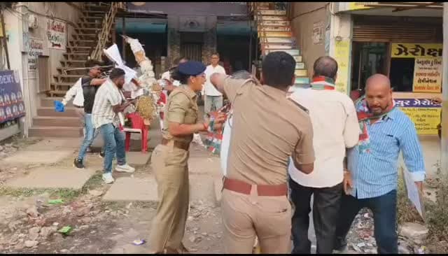 દાહોદ કોંગ્રેસ કાર્યાલય ખાતે પુતળા દહનનો કાર્યક્રમ નિષ્ફળ પોલીસે કોંગ્રેસ કાર્યકરોની અટકાયત કરી.#dahodlive #santatampur #sanjeli #limkheda #breking
