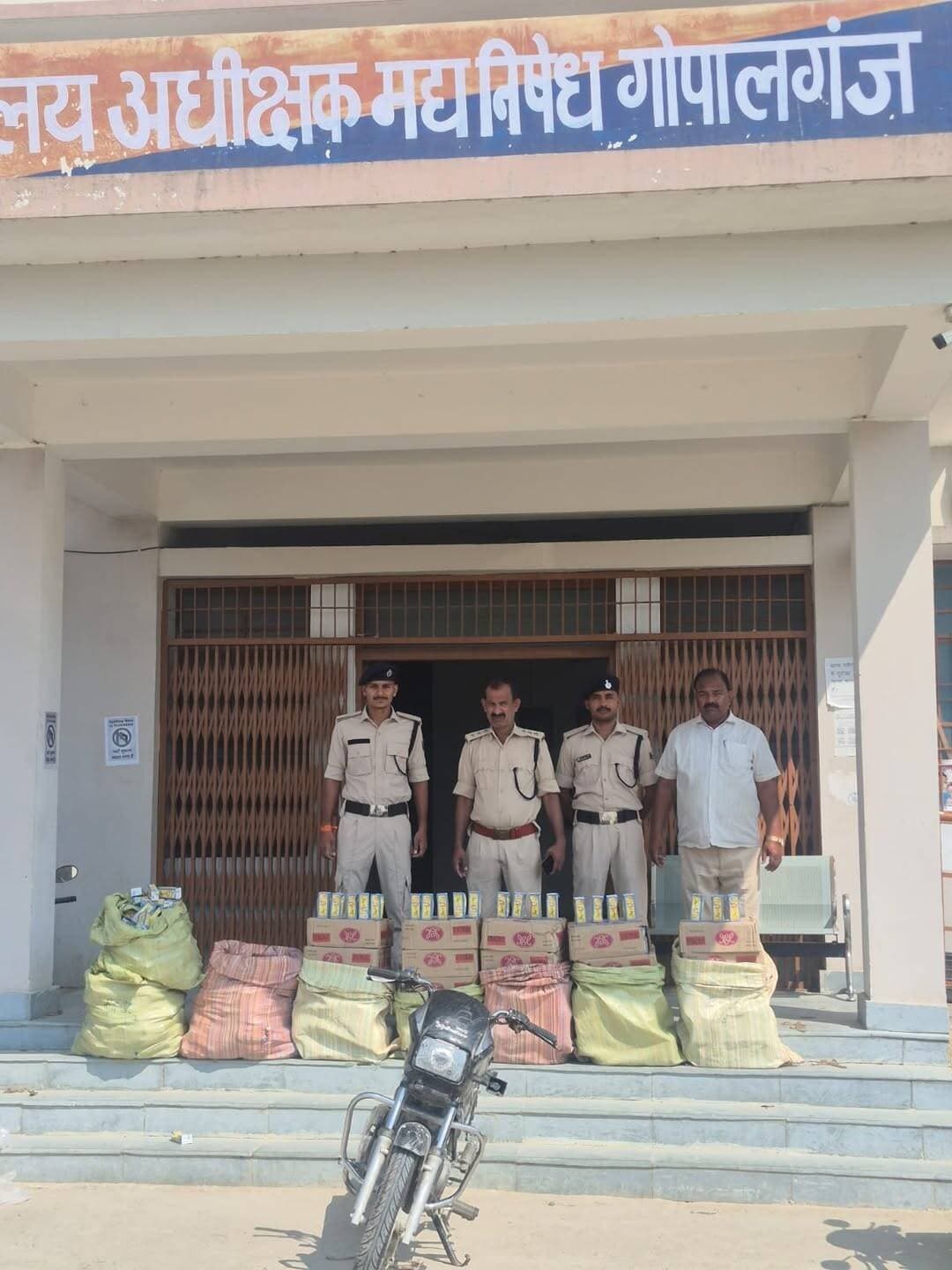 गोपालगंज: विश्वंभरपुर थाना क्षेत्र के धूप सागर में 333 लीटर देसी शराब के साथ धर्मपुर का दीपू यादव फरार, एक टीन का नाव और एक बाइक जब्त।