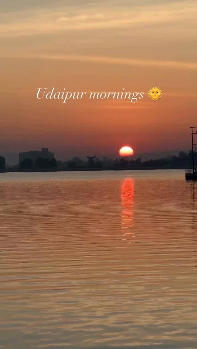 Some cities wake up… Udaipur wakes up like poetry. 🌅💙 VC: @aryan.music02
#fatehsagarlake❤️ #udaipurdiaries❤️✌ #cityoflakes