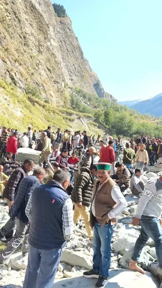 चंद्रमणी कुलेठी के अंतिम संस्कार में उमड़ी सैकड़ो की भीड़ नम आंखों से दी गई विदाई प्रशासन के आला अधिकारी वर्तमान विधायक व पूर्व विधायक भी मौके पर अंतिम संस्कार में हुए शामिल