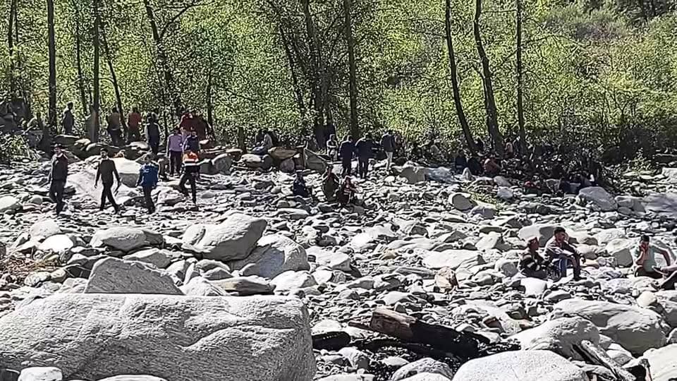 युवा कांग्रेस के प्रदेश उपाध्यक्ष चंद्रमणी कुलेठी की अंतिम विदाई
सैकड़ो लोगों ने नम आंखों से विदाई कई वीआईपी भी हुए शामिल मुख्यमंत्री भी आने वाले थे अंतिम विदाई में लेकिन तकनीकी कारकों के चलते नहीं पहुंच पाए।
पिछले कल बिजली का करंट लगने के चलते हुई थी मौत
इसके लिए एक लंबा सा अट्रैक्टिव डिस्क्रिप्शन बना कर दीजिए