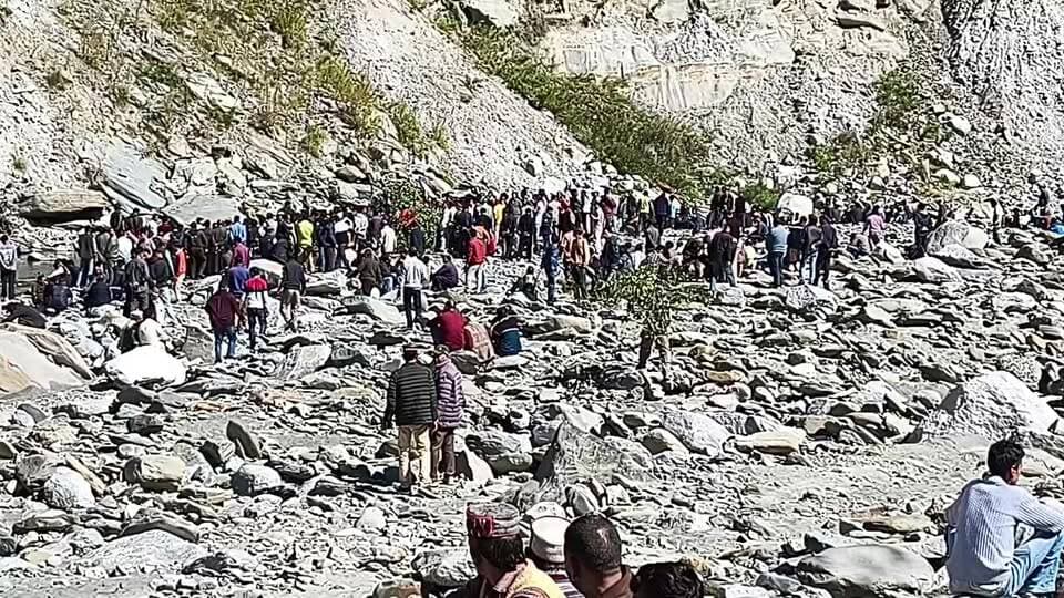 युवा कांग्रेस के प्रदेश उपाध्यक्ष चंद्रमणी कुलेठी की अंतिम विदाई
सैकड़ो लोगों ने नम आंखों से विदाई कई वीआईपी भी हुए शामिल मुख्यमंत्री भी आने वाले थे अंतिम विदाई में लेकिन तकनीकी कारकों के चलते नहीं पहुंच पाए।
पिछले कल बिजली का करंट लगने के चलते हुई थी मौत
इसके लिए एक लंबा सा अट्रैक्टिव डिस्क्रिप्शन बना कर दीजिए