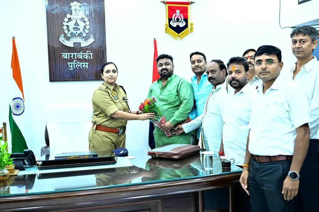 बाराबंकी: नवागत पुलिस अधीक्षक श्रीमती रवीना त्यागी एवं अपर पुलिस अधीक्षक विवेक तिवारी से व्यापार मंडल पदाधिकारियों ने शिष्टाचार भेंट की। इस दौरान जिला अध्यक्ष जयदीप सिंह सिद्धू, महामंत्री भूपेंद्र शुक्ला सहित अन्य पदाधिकारी मौजूद रहे। #viralpost #barabankiupdates