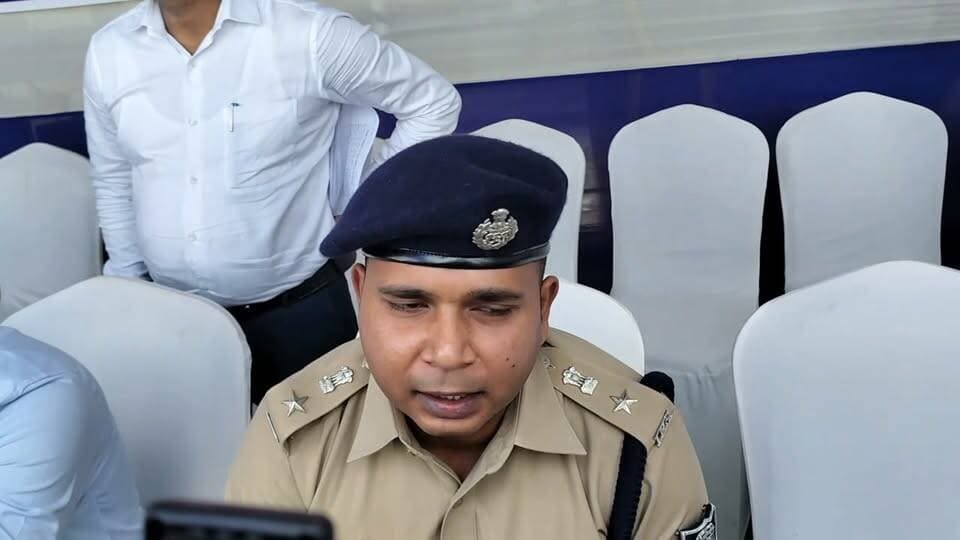 सीतामढ़ी। तिरहुत स्नातक निर्वाचन चुनाव को लेकर SP अमित रंजन का बड़ा बयान, सुरक्षा व्यवस्था पर कही अहम बात!
#तिरहुत_स्नातक_निर्वाचन #AmitRanjan #SPAmitRanjan #SitamarhiNews #सीतामढ़ी #BiharNews #बिहार_न्यूज़ #GraduateElection #TirhutGraduateElection #BreakingNews #PoliceAdministration #BNPNews #RKSoniJournalist