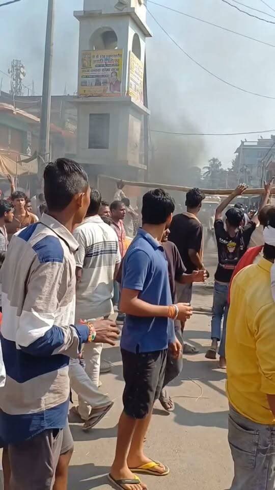 सीतामढ़ी में दुर्गा पूजा जुलूस के दौरान सुधीर कुमार के साथ क्या हुआ? आखिर कौन हैं घटना को अंजाम देने वाले?
📍 मधुरापुर निवासी सुधीर कुमार के साथ हुई घटना को लेकर ग्रामीणों में आक्रोश, न्याय की मांग को लेकर कर रहे हैं प्रदर्शन!
दुर्गा पूजा जुलूस के दौरान हुई इस घटना को लेकर कई सवाल उठ रहे हैं। आखिर सुधीर कुमार के साथ क्या हुआ और इस घटना के पीछे कौन लोग हैं? ग्रामीण प्रदर्शन कर मामले में उचित कार्रवाई की मांग कर रहे हैं।
अब देखना होगा कि पुलिस जांच में क्या सामने आता है और पीड़ित को कब तक न्याय मिल पाता है।
#Sitamarhi #Sursand #DurgaPuja #Madhurapur #SudhirKumar #सीतामढ़ी #दुर्गापूजा #मधुरापुर #ग्रामीण_प्रदर्शन #न्याय_की_मांग #BiharNews #BNPNews