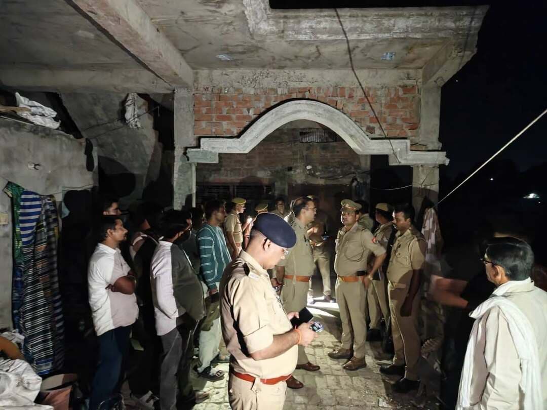 शॉर्ट सर्किट से पटाखों में विस्फोट, दो महिलाएं गंभीर रूप से घायल
समापुर गांव में हादसा, मौके से पटाखों के 10 गत्ते बरामद; पिता-पुत्र गिरफ्तार
प्रतापगढ़। लालगंज थाना क्षेत्र के समापुर गांव में बुधवार देर शाम घर में रखे पटाखों में विस्फोट होने से दो महिलाएं घायल हो गईं। हादसे के बाद गांव में अफरा-तफरी मच गई। सूचना पर पहुंची पुलिस ने दोनों घायलों को लालगंज ट्रामा सेंटर पहुंचाया, जहां उनका उपचार किया गया। चिकित्सकों के अनुसार, दोनों महिलाएं खतरे से बाहर हैं।
जानकारी के अनुसार, समापुर गांव में बुधवार देर शाम घर में शॉर्ट सर्किट से निकली चिंगारी के कारण वहां रखे रेडीमेड पटाखों में विस्फोट हो गया। इसकी चपेट में आने से अनम (25) और बड़का (35), पत्नी असलम, घायल हो गईं। घटना की सूचना मिलते ही लालगंज और लीलापुर थाने की पुलिस मौके पर पहुंची और मामले की जानकारी जुटाई।
अपर पुलिस अधीक्षक पूर्वी बृजनंदन राय और क्षेत्राधिकारी लालगंज राजीव द्विवेदी ने भी घटनास्थल का निरीक्षण किया। पुलिस ने मौके से पटाखों के 10 गत्ते बरामद किए हैं। मामले में पटाखों के अवैध भंडारण के आरोप में अनीस और उसके पुत्र को गिरफ्तार किया गया है।
पुलिस पटाखों के भंडारण से संबंधित लाइसेंस और अनुमति सहित अन्य पहलुओं की जांच कर रही है। विस्फोट के कारणों का भी पता लगाया जा रहा है।