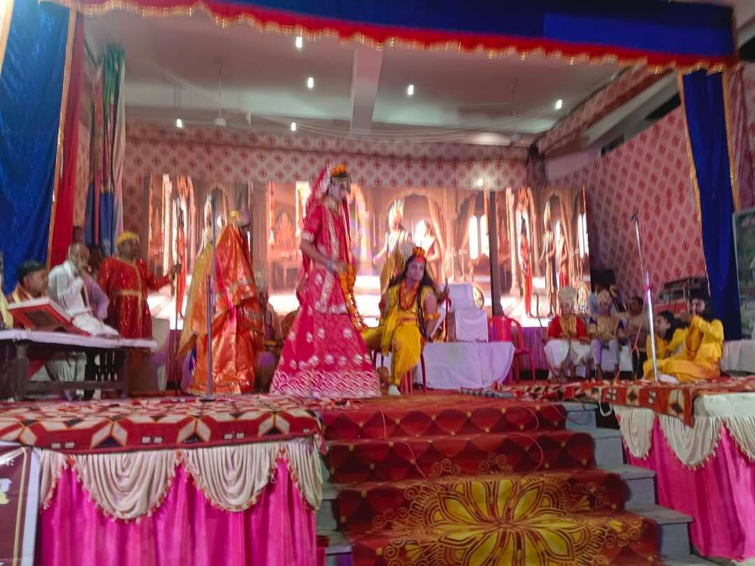 नगर:श्रीरामलीला कला मंडल नगर द्वारा मंचन के प्रथम दिवस नारद मोह लीला और और मनु शतरूपा प्रसंग का सुंदर मंचन किया मंचन का शुभारंभ बाबा लक्ष्मण दास जी महाराज सीताराम मंदिर बेरू द्वारा गणेश जी की आरती कर किया गया।
नारद जी द्वारा घनघोर तप से इंद्रदेव का सिंहासन डोलने लगता है। इंद्र भयभीत होकर कामदेव को अप्सराओं सहित नारद जी तप भंग करने भेजता है लेकिन कामदेव नारद जी तप भंग नहीं कर पाता है तो नारद जी की शरणागति हो जाता। इस बात से नारद को अभिमान होजाता है वो शिवजी को यह प्रसंग सुनाने जाते है। शिवजी उनको कहते हैं ये कथा विष्णु जी को मत बताना लेकिन नारद विष्णु जी के पास जाकर अभिमान वश सारी कथा उनको बताते हैं। विष्णु भगवान नारद जी मान भंग करने के लिए अपनी माया से शीलनगर बनाते हैं, राजा शीलनिधि अपनी बेटी विश्वमोहिनी का स्वयंवर रचाते है। नारद वहां जाकर उसकी पुत्री का हाथ देखते हैं उनकी भाग्य रेखाओं को देखकर उससे खुद शादी करने का मन में विचार लाते है। भगवान से से मिलकर उनका रूप मांगते है वो उनको बंदर का रूप दे देते है। स्वयंवर में पहुंचते हैं तो उनकी जग हंसाई होती है। शिवजी के गण उनका मजाक बनाते हैं। विष्णु जी स्वयं राजाबेश में आकर विश्वमोहिनी का वरण कर ले जाते। नारद क्रोधित होकर गणों को श्राप देते है वो नल नील बनते ही। फिर विष्णु जी को श्राप देते हैं कि जैसे मैं पत्नी वियोग मे तड़प रहा हु। ऐसे ही तुम तड़पोगे। फिर नारद जी को ज्ञात होता हे कि मेरा अभिमान तोड़ने को प्रभु ने ये माया रचाई थी तब वो भगवान के शरणागत होकर स्वर्गलोक प्रस्थान कर जाते हैं। और श्राप के कारण ही विष्णु जी राम के रूप में जन्म लेकर मानव के रूप में लीलाएं करते है। गणेश जी पवन शर्मा ,नारद का अभिनय कुश पंडा
कामदेव दुर्गेश साहू
इंद्रदेव विपिन तिवारी, शीलनिधि विनोद गुल्लू, शकर जी सुनील शर्मा, विश्वमोहिनी सोनू योगी, विष्णु जी लव पंडा , स्वयंभू मनु ब्रह्मानंद दाढ़ीवाला, शतरूपा रामलखन ,अप्सराओं कान्हा और आकाश शिवजी के गण हेमंत सैनी और पुष्पेंद्र ने किया। शृंगारी प्रदीप ऐरन नितेश प्रधान, मंच निदेशक , समासी ब्रह्मानंद जी,व्यास दाढ़ीवाला, व्यास पीठ पर चंद्रशेखर मित्तल, संगीतकार नरेश सैनी संतोष मिश्रा ,छिददामल राजस्थानी, श्री रामस्वरूप सैनी, लखन राजस्थानी ने संगत की। दिनांक 23 अक्टूबर को धनुष यज्ञ, रावण बाणासुर संवाद और लक्ष्मण परशुराम संवाद का मंचन किया जाएगा