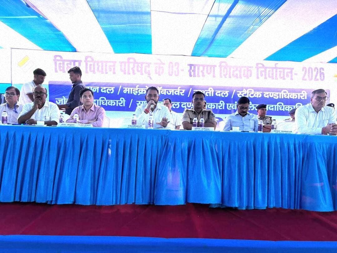 *बिहार विधान परिषद के 03, सारण शिक्षक निर्वाचन 2026 के निर्वाचन क्षेत्रों में दिनांक 23.10.2026 को पूर्वाह्न 8:00 बजे से अपराह्न 4:00 बजे तक मतदान का समय निर्धारित है*
*जिलाधिकारी और पुलिस अधीक्षक के द्वारा निर्वाचन के कार्य को सफलतापूर्वक संपन्न कराने को लेकर प्रतिनियुक्त पदाधिकारियो/दण्डाधिकारियों की डिस्पैच सेंटर पर की गई संयुक्त ब्रीफिंग*
बिहार विधान परिषद के 03, सारण शिक्षक निर्वाचन 2026 को सफलतापूर्वक संपन्न कराने को लेकर श्री महावीर राजकीय मध्य विद्यालय लूअठहा, मोतिहारी में बनाए गए डिस्पैच सेंटर पर जिलाधिकारी और पुलिस अधीक्षक के द्वारा निर्वाचन कार्य में प्रतिनियुक्त सभी दंडाधिकारी एवं पदाधिकारी की संयुक्त ब्रीफिंग की गई। इस अवसर पर जिलाधिकारी ने कहा कि निर्वाचन के कार्य बहुत ही महत्वपूर्ण होते हैं। कोई भी पदाधिकारी या दंडाधिकारी इसे हल्के में नहीं लेंगे। छोटी से छोटी गलती या चूक भी पूरे कैरियर में समस्या पैदा करेगी। निर्वाचन के सभी प्रोटोकॉल का अनिवार्य रूप से पालन किया जाना है।
जिलाधिकारी के द्वारा बताया गया कि मतदान कल दिनांक 23 अक्टूबर 2026 को 8:00 बजे पूर्वाह्न से 4:00 बजे अपराह्न तक निर्धारित है। सभी मतदान केंद्र जिला के सभी 27 अंचलों के अंचल अधिकारी के कार्यालय प्रकोष्ठ में बनाए गए हैं।
मतदान केंद्र पर पदाधिकारी एश्योर्ड मिनिमम फैसिलिटी की उपलब्धता देख लेंगे एवं सभी जगह रैंप लगवा देंगे। मतदान केंद्र पर निर्वाचकों (मतदाताओं)के बैठने की व्यवस्था एवं पेयजल की व्यवस्था सुनिश्चित करने का निर्देश दिया गया।
जिलाधिकारी के द्वारा बताया गया निर्वाचन कार्य में प्रतिनियुक्त सभी पदाधिकारी को दो चरणों की प्रशिक्षण दे दी गई है। आज अंतिम रूप से प्रशिक्षण दिया जाना है। सभी पदाधिकारी एवं दंडाधिकारी प्रशिक्षण के दौरान कार्यों को अच्छे से समझ लेंगे और कहीं कोई डाउट हो तो उसे क्लियर कर लेंगे। किसी भी स्तर पर शिथिलता नहीं बरतनी है।
जिलाधिकारी के द्वारा बताया गया कि सभी मतदान केंद्रों पर विधि व्यवस्था सहित सुरक्षा की पुख्ता व्यवस्था की गई है। इसके अतिरिक्त सेक्टर पदाधिकारी, जोनल पदाधिकारी और सुपर जोनल पदाधिकारी की प्रतिनियुक्ति की गई है। सुपर जोनल पदाधिकारी में अपर समाहर्ता,उप विकास आयुक्त रैंक के पदाधिकारी लगाए गए हैं।सभी पदाधिकारी को समय से फील्ड मूवमेंट का निर्देश दिया गया। जिलाधिकारी ने कहा कि वोटिंग कंपार्टमेंट जहां मतदान होना है वहां केवल मतदाता ही जाएंगे अन्य दूसरे व्यक्ति के लिए वहां पर प्रवेश निषिद्ध रहेगा।
जिलाधिकारी के द्वारा सभी पीठासीन पदाधिकारी को निर्देश दिया गया कि उनके लिए निर्वाचन आयोग से जो पीआरओ ऐप प्रोवाइड किया गया है, उसको सभी अपने मोबाइल में इंस्टॉल कर लेंगे। उसका लॉगिन पासवर्ड रखेंगे और निर्वाचन सम्बन्धी प्रत्येक स्टेप की इंट्री समय-समय निश्चित रूप से करते रहेंगे। पीठासीन पदाधिकारी को निर्देश दिया गया की संपूर्ण मतदान प्रक्रिया का वीडियोग्राफी कराया जाना है इसके लिए प्रतिनियुक्त वीडियोग्राफर को इस प्रकार वीडियोग्राफी करने हेतु निर्देशित किया जाए जिससे सभी मतदाताओं का स्पष्ट फोटो एवं अन्य प्रक्रियाओं की रिकॉर्डिंग की जा सके एवं मतदान की गोपनीयता भी बनी रहे। पीठासीन पदाधिकारी यह भी सुनिश्चित करेंगे कि कोई अनाधिकृत व्यक्ति मतदान केंद्र के अंदर उपस्थित नहीं रहे। मतदान स्वच्छ शांतिपूर्ण एवं भयरहित वातावरण में संपन्न हो इसके लिए सभी आवश्यक कार्रवाई की जाए। गड़बड़ी फैलाने वाले तत्वों के विरुद्ध सख्ती से आवश्यक कार्रवाई का निर्देश दिया गया।
इस अवसर पर पुलिस अधीक्षक ने कहा की निर्वाचन के संपूर्ण कार्य को स्वच्छ निष्पक्ष एवं भय मुक्त वातावरण में सफलता पूर्वक संपन्न कराना है। इसको लेकर पुलिस पदाधिकारियो की प्रतिनियुक्ति की गई है। उपस्थित सभी पुलिस पदाधिकारी को निर्देश दिया गया की जिनकी जहां प्रतिनियुक्ति की गई है वहां ससमय उपस्थित रहेंगे एवं विधि व्यवस्था संधारण में प्रशासनिक पदाधिकारी का सहयोग करेंगे।
Information & Public Relations Department, Government of Bihar Election Commission of India Chief Electoral Officer, Bihar