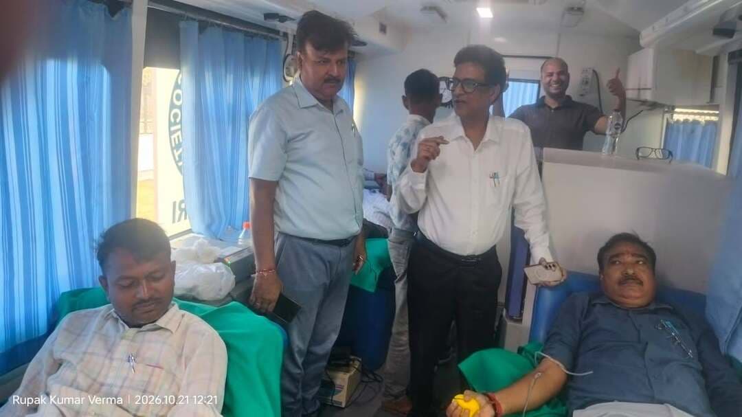 महात्मा गांधी समेकित कृषि अनुसंधान संस्थान” पीपराकोठी के सौजन्य से एक महत्वपूर्ण रक्तदान शिविर कार्यक्रम का आयोजन भारतीय रेड क्रॉस सोसाइटी, जिला शाखा पूर्वी चंपारण, मोतिहारी के तत्वाधान में आयोजित किया गया l आयोजित कार्यक्रम का उद्घाटन भारतीय रेड क्रॉस सोसाइटी के कार्यकारी अध्यक्ष श्री शैलेंद्र कुमार भारती -सह- अपर समाहर्ता (लोक शिकायत निवारण), पूर्वी चम्पारण, मोतिहारी एवं “भा०कृ०अनु०प – महात्मा गांधी समेकित कृषि अनुसंधान संस्थान” पीपराकोठी, के निर्देशक डॉ० श्री राघवेन्द्र सिंह, डॉ० श्री एस० के० पूर्वे (प्रधान वैज्ञानिक), डॉ० श्री एस० के० सिंह (प्रधान वैज्ञानिक) एवं डॉ० श्री विजय सिंह मीना (वरिष्ट वैज्ञानिक) जी के द्वारा बुके एवं शाल भेट कर सम्मानित किया गया l डॉ० श्री एस० के० सिंह (प्रधान वैज्ञानिक) जी के द्वारा रक्तदान करके आयोजन की शुरुआत की गई l रेड क्रॉस सोसाइटी के कार्यकारी अध्यक्ष श्री शैलेंद्र कुमार भारती -सह- अपर समाहर्ता, (लोक शिकायत निवारण), पूर्वी चंपारण,मोतिहारी ने कहा कि हरेक व्यक्ति को स्वस्थ रहने के प्रति नियमित रूप से रक्तदान करना चाहिए साथ ही साथ बाहर के खान पान से बचने का भी सलाह दिया गया l कार्यकारी अध्यक्ष महोदय ने समाज में रक्तदान के प्रति जागरूकता बढ़ाना तथा जरूरतमंद मरीजों के लिए सुरक्षित रक्त की उपलब्धता सुनिश्चित कराने का हर व्यक्ति की जिम्मेदारी बताया l रक्तदान करने से स्वास्थ्य के प्रति कई मायने में लाभ होता हैl रक्तदान एक महान मानवसेवा है, जिससे किसी का जीवन बचाया जा सकता है। उन्होंने “भा०कृ०अनु०प – महात्मा गांधी समेकित कृषि अनुसंधान संस्थान” पीपराकोठी के प्रशासनिक कर्मचारी एवं संविदा कर्मचारी गणों से नियमित रूप से रक्तदान करने की अपील की और इससे जुड़े भ्रांतियों को दूर करने पर बल दिया। इस आयोजित शिविर में “भा०कृ०अनु०प – महात्मा गांधी समेकित कृषि अनुसंधान संस्थान” पीपराकोठी के अधिकारी गण एवं कर्मी गणों ने उत्साहपूर्वक भाग लिया। आयोजित रक्तदान शिविर में अभी तक कुल 16 यूनिट रक्तदान किया जा चूका है और रक्तदान हेतु प्रयास जारी है l आयोजित शिविर में रेड क्रॉस सोसाइटी के चिकित्सा पदाधिकारी डॉ० श्री अशोक कुमार, प्रधान सहायक रूपक वर्मा, लैब टेक्नीशियन अमोद कुमार, सुरेश चौधरी इत्यादि मुख्य रूप से उपस्थित रहे l
Information & Public Relations Department, Government of Bihar