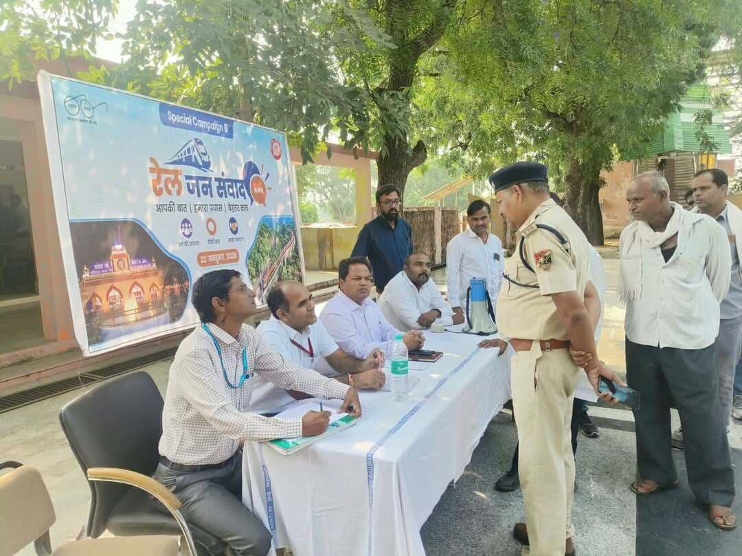 *प्लेटफार्म पर कोटा से आए रेल अधिकारियों ने लगाया रेल जन संवाद कैम्प सुनी समस्या, मांगे सुझाव*
*शामगढ़:-* कोटा रेल मंडल अंतर्गत आने वाले शामगढ़ रेलवे स्टेशन पर गुरुवार सुबह कोटा रेल मंडल के वरिष्ठ अधिकारियों द्वारा रेल जनसंवाद कैंप आयोजित किया गया। कैंप में कोटा से आए वरिष्ठ रेल अधिकारियों द्वारा यात्रियों की समस्या सुनी गयी और यात्रियों से रेल सेवा मे परिवर्तन और सुविधाओं के संबंध में सुझाव भी मांगे गए। यात्रियों द्वारा जनरल कोच में साफ सफाई की शिकायत की गई। शामगढ़ प्लेटफार्म नंबर एक पर टिकट वैडिंग मशीन लगाने के सुझाव साझा किए, साथ कि ट्रेन में महिला सुरक्षा हेतु पुलिस गश्ती दल के ड्यूटी हर ट्रैन में लगाने के सुझाव भी दिए । रेल अधिकारियों का ज्यादा ध्यान जैन जी जनरेशन की समस्याओं पर रहा। एक छोटे बच्चे (यात्री) द्वारा भी समस्या लिखाई गई जिसमें छोटे बच्चों ने कहा कि उसे हर बार ट्रेन में विंडो सीट मिलना चाहिए सरकार को चाहिए कि बच्चों को हमेशा विंडो सीट दी जाए। बच्चे की बात सुनकर स्टेशन पर मौजूद सभी रेल अधिकारी हंसने लगे और छोटे रेल यात्री की समस्या भी नोट की गई। इस रेल संवाद कैम्प में कोटा रेल मंडल के सीनियर डीई नीरज शर्मा, एपीओ विमल मीणा, वेलफेयर इंस्पेक्टर आरबी मीणा सहित शामगढ़ स्टेशन अधीक्षक फिरोज खान, आईओडब्लू हरि प्रकाश सहित कई रेल अधिकारी कर्मचारी और आरपीएफ स्टॉफ मौजूद रहा।।