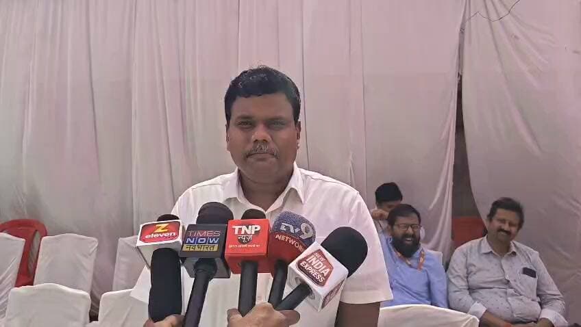 #सीतापुर MLC लखनऊ खंड स्नातक चुनाव के लेकर पोलिंग पार्टियां हुईं रवाना क्या बोलें #DMSITAPUR डॉ राजा गणपति आर