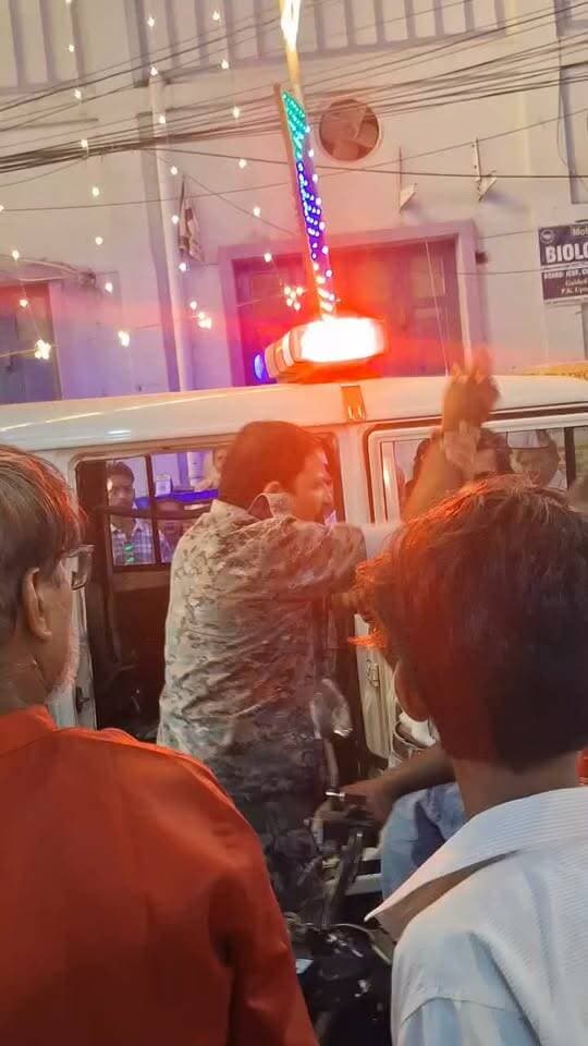 दुर्गा पूजा के मेला में मारपीट कर रहे लोगों को पुलिस ने पकड़ा दोनों के बीच हुआ बबाल
