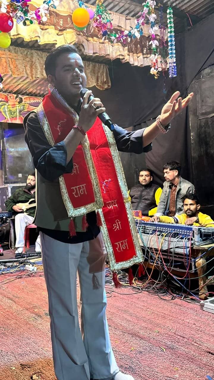 सुभाष प्रिंस,प्रदीप सरयाल और सावन जरयाल ने नचाये सराहन के लोग
रामलीला क्लब युवक मण्डल सराहन ने किया सांस्कृतिक संध्या का आयोजन ।
साहो : रामलीला क्लब युवक मण्डल सराहन जो कि वर्ष 1993 से लगातार रामलीला का मंचन करता आ रहा है । हर वर्ष की भांति इस वर्ष भी दस दिनों तक रामलीला का मंचन बड़े हर्षोल्लास से किया गया । वहीं ग्यारहवें दिन यानि बुधवार 21 अक्तूबर की शाम को सांस्कृतिक संध्या का आयोजन किया गया । इस मौके पर चम्बा के नामी कलाकारों ने अपने गीतों से लोगों को खूब नचाया । इस मौके पर करियां वार्ड के जिला परिषद सदस्य राज सिंह ठाकुर ने बतौर मुख्यातिथि शिरकत की । रामलीला क्लब के सदस्यों ने मुख्यातिथि को टॉपी,पटका एवं समृति चिन्ह भेंट कर सम्मानित किया । वहीं मुख्याति ने 11 हजार रु० की राशि अपनी निजी कमाई से रामलीला क्लब को भेंट की । साथ में रामलीला क्लब की मांग पर अगले साल की रामलीला से पहले पहले अपना साउंड सिस्टम खरीद कर देने की भी घोषणा की ।
कार्यक्रम आगाज क्लब के सदस्यों द्वारा प्रभु श्री राम की आरती से किया । उसके बाद चम्बा के युवा कलाकार मास्टर मनन ने गणेश वंदना से अपनी प्रस्तुति का समा बांधा । उसके बाद एक से बढ़कर एक पहाड़ी और पंजाबी गीत पेश किया । उसके बाद पेड़ो की रानी मिस पूजा ने अपनी गायिकी की प्रस्तुति दी । उसके बाद साल घाटी से संबंध रखने वाले युवा कलाकार प्रदीप सरयाल ने एक से बढ़कर एक पंजाबी हिंदी ओर पहाड़ी गीतों से लोगों को झूमने पर मजबूर कर दिया । इसके बाद बारी थी स्वर्गीय शेर सिंह जी के सुपुत्र सावन जरयाल की उन्होने ऐसा मंच संभाला की दर्शक झूम उठे । उन्होने अपने पिता जी के द्वारा गाये गये गीतों से लोगों की पुरानी यादें ताजा कर दी । अपनी प्रस्तुति के अंत में उन्होने जैसे ही यह गीत पेश किया "तेरे जेहा गायक नि होणो ओ, शेर सिंह जरयाला हो" तो पंडाल में बैठे दर्शकों की आंखें नम हो गई । वहीं अंत में मंच पर पहुंचे वॉइस ऑफ शिमला फेम गायक सुभाष प्रिंस । श्री राम भजन से अपनी प्रस्तुति की शुरुआत की उसके बाद एक से बढ़कर एक पंजाबीं हिंदी पहाड़ी गीतों से लोगों का खूब मनोरंजन किया । सभी लोग नाचने पर मजबूर को गये ।
वहीं बतौर मुख्यातिथि पहुंचे जिला परिषद सदस्य राज सिंह ठाकुर ने रामलीला के सफल आयोजन के लिये सभी क्लब के सदस्यों को बधाई दी और दिये गये सम्मान के लिये धन्यवाद किया ।
उन्होने कहा कि ग्राम पंचायत सराहन के साथ हमारा गहरा नाता रहा है । सराहन के लोगों को हमेशा अपने परिवार की तरह मानता हूं । वहीं प्रभु श्री राम के चरित्र से प्रेरणा लेने की बात भी की । इस मौके पर रामलीला क्लब युवक मण्डल सराहन के अध्यक्ष राज कुमार उपाध्यक्ष अजय कुमार, सचिव विनोद ,कोषाध्यक्ष मनेश कुमार के आलावा विजय,सुनील,राजेश,कनु,बबलू,सुभाष आदि सभी क्लब साथी और सैकड़ों की संख्या में स्थानीय लोगों ने उपस्थिति दर्ज कराई ।