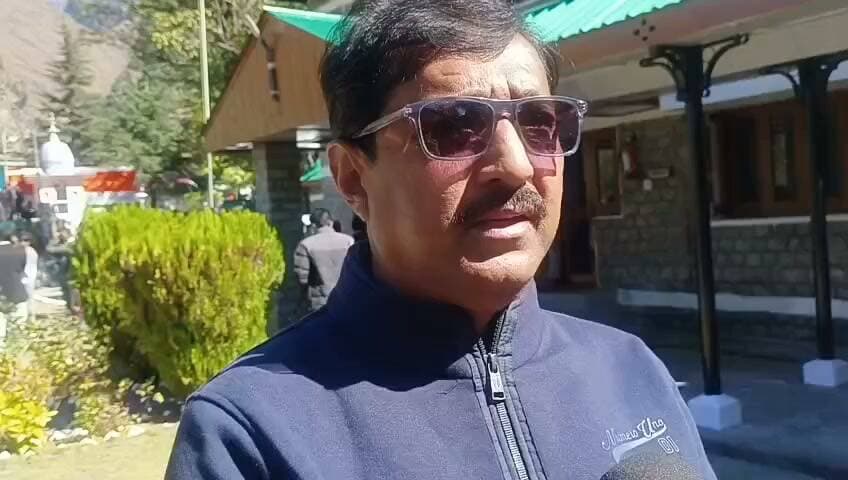 होली में मुख्यमंत्री के स्वागत की तैयारियों में जुटे युवा कांग्रेस प्रदेश उपाध्यक्ष चंद्रमणि कुलेठी की कल रात करंट लगने से मौत हो गई थी
जिनका अंतिम संस्कार आज कर दिया गया।
वहीं मोके पर मौजूद ए पी एम सी अध्यक्ष ललित ठाकुर ने इस घटना पर दुख जताते हुए शोक संतृप्त परिवार के प्रति संवेदना जताई है
उन्होंने कहा कि इसके चलते मुख्यमंत्री के सभी कार्यक्रम स्थगित कर दिए गए हैं।