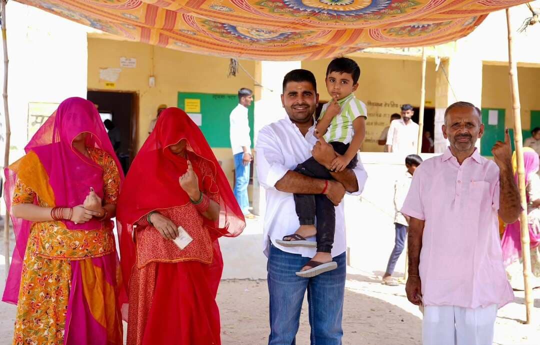 शिव विधायक रविंद्र सिंह भाटी ने अपने परिवार के साथ मिलकर दिया वोट।
Ravindra Singh Bhati BJP Rajasthan BJP Barmer