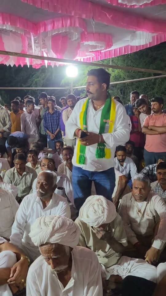 शिवकर में RLP प्रत्याशी अपनी माताजी के लिए मांगा समर्थन.....
Hanuman Beniwal Rlp Teem Raipur Narayan Beniwal Jogaram Dudi राष्ट्रीय लोकतांत्रिक पार्टी