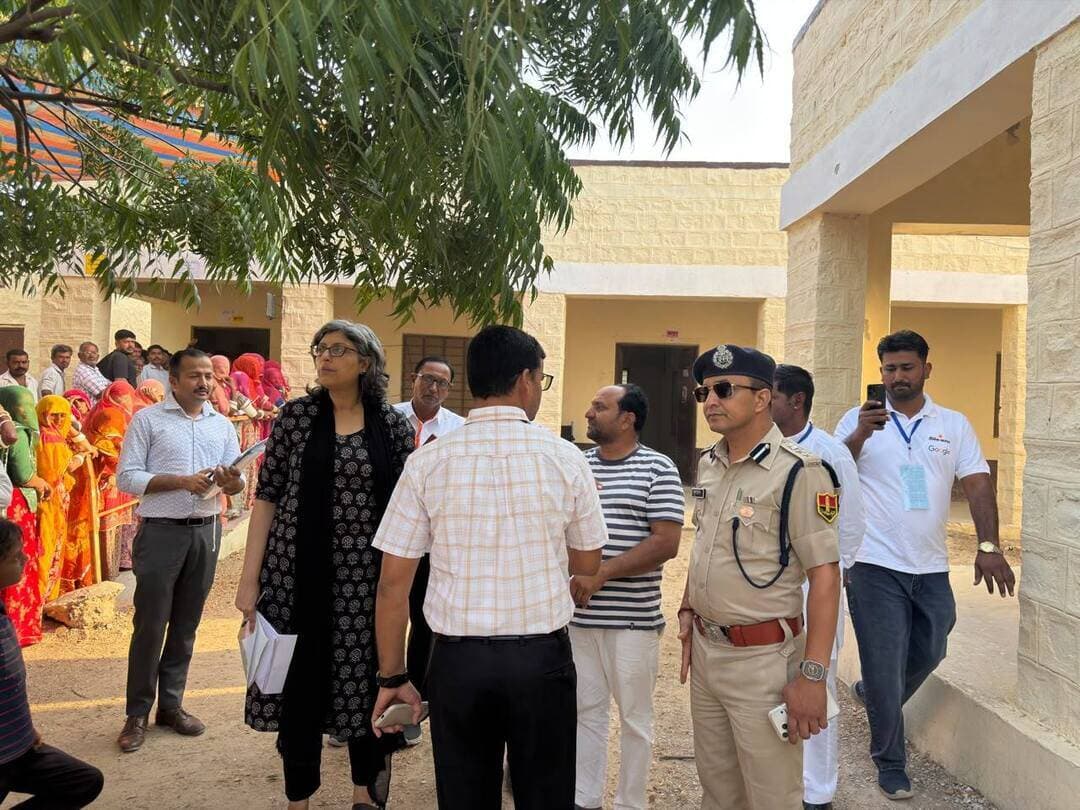 बाड़मेर। पंचायती राज चुनाव के प्रथम चरण के तहत बाड़मेर जिला निर्वाचन अधिकारी चिन्मय गोपाल एवं पुलिस अधीक्षक चूनाराम जाट,ने बाड़मेर जिले के रामसर, गडरारोड क्षेत्रों के मतदान केंद्रों के बूथों का निरीक्षण कर व्यवस्थाओं का जायजा लिया।
निरीक्षण के दौरान अधिकारियों ने मतदान केंद्रों पर सुरक्षा व्यवस्था, पुलिस जाब्ते की तैनाती एवं कानून-व्यवस्था संबंधी इंतजामों का अवलोकन किया। साथ ही संबंधित अधिकारियों एवं पुलिसकर्मियों को शांतिपूर्ण, निष्पक्ष एवं भयमुक्त वातावरण में मतदान संपन्न करवाने के लिए आवश्यक दिशा-निर्देश दिए।
जिला प्रशासन एवं पुलिस द्वारा चुनाव प्रक्रिया को सुचारू रूप से संपन्न करवाने के लिए सुरक्षा व्यवस्था पर विशेष ध्यान दिया जा रहा है, ताकि मतदाता निर्भीक होकर अपने मताधिकार का प्रयोग कर सकें।
Barmer Police Balotra Police Rajasthan Police CMO Rajasthan