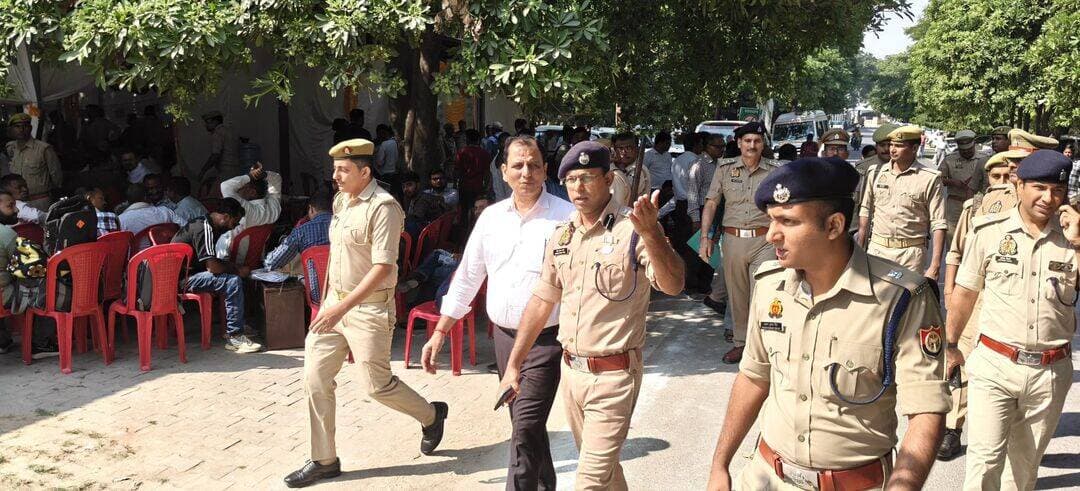 <nis:link nis:type=tag nis:id=जिलाधिकारी nis:value=जिलाधिकारी nis:enabled=true nis:link/> एवं पुलिस <nis:link nis:type=tag nis:id=अधीक्षक nis:value=अधीक्षक nis:enabled=true nis:link/> कर्मचारियों का <nis:link nis:type=tag nis:id=आवश्यक nis:value=आवश्यक nis:enabled=true nis:link/> दिशा <nis:link nis:type=tag nis:id=निर्देश nis:value=निर्देश nis:enabled=true nis:link/> देते हुए