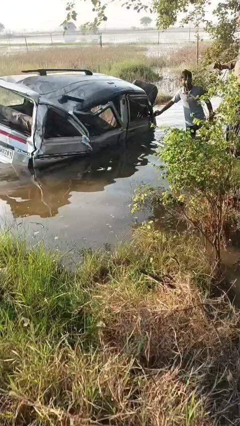 ब्रेकिंग न्यूज
खंदक में गिरी स्कूली बच्चों से भरी वैन
तेज़ रफ़्तार अनियंत्रित डीसीएम ने मारी जोरदार टक्कर
वैन में सवार थे एक दर्जन से अधिक स्कूली बच्चे, मचा हड़कंप
नियमों को दरकिनार कर ठूंस ठूंस कर ले जाए जा रहे थे स्कूली बच्चे
मौके पर पहुंची पुलिस तथा राहगीरों ने बच्चों को बाहर निकाला, एक बच्चे को उपचार के लिए अस्पताल पहुंचाया गया
जालौन जिले के एट थाना क्षेत्र के कोटरा पुल के पास का मामला