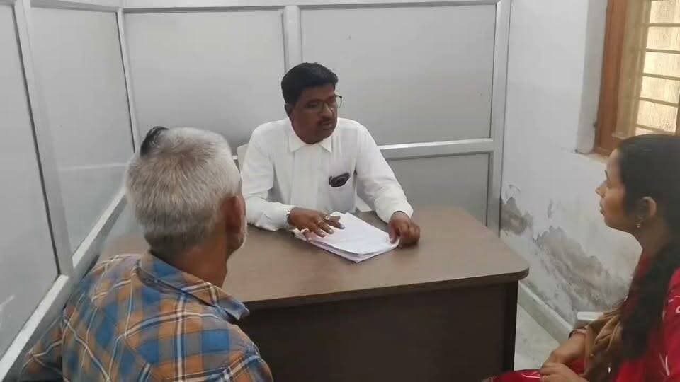 न्यायालय श्रीमान न्यायिक मजिस्ट्रेट जालौन द्वारा मध्यस्थता केंद्र जनपद जालौन स्थान उरई को भेजी गई पत्रावली सोनम गुप्ता बनाम अवधेश सिंह परिवाद संख्या 1294/2026 धारा 138 एन0 आई 0 एक्ट थाना जालौन जिला जालौन में मध्यस्थता केंद्र ने मध्यस्थ ब्रजराज सिंह के समक्ष दौरान वार्ता दोनों पक्षों के मध्य सफलता पूर्वक समझौता हो गया है जिसमें विपक्षी अवधेश सिंह और परिवादिनी सोनम गुप्ता के मध्य 80000 रुपये का देना तय हुआ है जिसमें विपक्षी अवधेश सिंह ने वादनी सोनम गुप्ता को 50000 रूपये आज दिनांक 22/10/2026 को मध्यस्थ ब्रजराज सिंह के समक्ष प्राप्त करा दिये है एवं शेष बचे 30000 रूपये को न्यायालय श्रीमान के समक्ष नियत तिथि पर प्राप्त करा देगा । दोनों पक्षों के मध्य ये समझौता बिना किसी दबाव और भेदभाव के हुआ है
मध्यस्थ
ब्रजराज सिंह एडवोकेट
मध्यस्थता केंद्र जनपद न्यायालय जालौन स्थान उरई