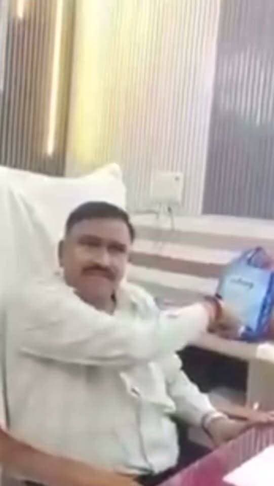 कासगंज : कमीशन के कथित खेल पर सरकार से सवाल... पटियाली BDO के वायरल वीडियो ने खोली पूरे उत्तर प्रदेश के सिस्टम की पोल? योगी सरकार में जवाबदेही कहां?
वायरल वीडियो में कथित बयान...“10% मिलता है 3, 4% बाँट कर आता हूँ फिर मुझे बचता है, क्या करूं सिस्टम बना हुआ है BDO अलग, DDO, DM ओर CDO अलग है... पूरा एक दे जाना एक से कम मत देना, मक्कारी मत करना, और नेता गिरी करना मत... मक्कारी करने वालों की मैया...खोद दूंगा...जेल जाएंगे सब ! कथित भ्रष्टाचारी BDO का वीडियो वायरल, पूरा प्रशासन कटघरे में ?” पटियाली BDO संजीव कुमार से जुड़े इस वीडियो ने सरकारी योजनाओं और प्रशासनिक निगरानी पर गंभीर सवाल खड़े किए हैं।
कथित बयान में DM, CDO और DDO का जिक्र होने से प्रशासनिक जवाबदेही पर सवाल उठ रहे हैं। क्या मुख्यमंत्री योगी आदित्यनाथ की जीरो टॉलरेंस नीति के तहत वीडियो की निष्पक्ष जांच होगी और दोषी पाए जाने वालों पर कार्रवाई होगी? वीडियो की सत्यता और अधिकारियों की भूमिका जांच से ही स्पष्ट होगी। जनता को जवाब चाहिए, क्या प्रशासन जांच को अंजाम तक पहुंचाकर कार्यवाही की जानकारी सार्वजनिक करेगा ?