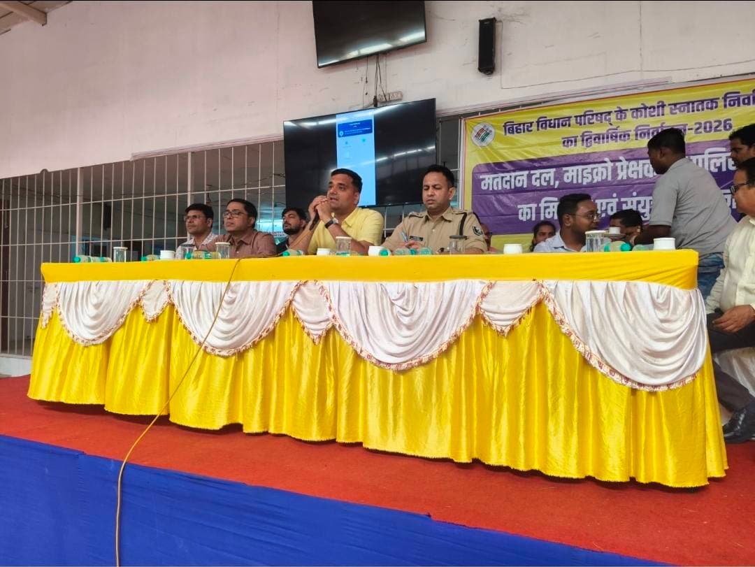 निष्पक्ष, शांतिपूर्ण एवं भयमुक्त वातावरण में सम्पन्न कराएं कोशी स्नातक निर्वाचन का द्विवार्षिक निर्वाचन-2026 : जिला पदाधिकारी।*
*निर्वाचन की पारदर्शिता एवं मतपेटिकाओं की सुरक्षा सर्वोच्च प्राथमिकता।*
*भारत निर्वाचन आयोग के निर्देशों का अक्षरशः अनुपालन सुनिश्चित करें।*
*कोशी स्नातक निर्वाचन क्षेत्र का द्विवार्षिक निर्वाचन 2026 निर्वाचन हेतु मतदान दलों की हुई विस्तृत ब्रीफिंग।*
*जिला पदाधिकारी ने दिए कई आवश्यक दिशा-निर्देश ।*
कटिहार ,22 अक्टूबर 2026
कोशी स्नातक निर्वाचन क्षेत्र का द्विवार्षिक निर्वाचन 2026 को निष्पक्ष, शांतिपूर्ण एवं भयमुक्त वातावरण में सम्पन्न कराने के उद्देश्य से आज दिनांक 22 अक्टुबर 2026 को डीआरसीसी में, श्री आशुतोष द्विवेदी भा०प्र०से०, जिला पदाधिकारी कटिहार, एवं श्री परिचय कुमार भा.पु.से. पुलिस अधीक्षक, कटिहार की संयुक्त अध्यक्षता में ब्रीफिंग आयोजित की गई।
बीफ्रिंग में प्रतिनियुक्त सुपर जोनल, जोनल एवं सेक्टर दंडाधिकारियों, पीठासीन पदाधिकारियों तथा संबंधित पुलिस पदाधिकारियों को निर्वाचन संबंधी दायित्वों एवं आवश्यक दिशा-निर्देशों से अवगत कराया गया।
ब्रीफिंग के क्रम में जिला पदाधिकारी कटिहार ने कहा कि भारत निर्वाचन आयोग के दिशा-निर्देशों का अक्षरशः अनुपालन करते हुए सभी संबंधित पदाधिकारी पूर्ण निष्पक्षता, पारदर्शिता एवं जिम्मेदारी के साथ अपने कर्तव्यों का निर्वहन करें।
निर्वाचन प्रक्रिया की निष्पक्षता एवं पारदर्शिता हर हाल में सुनिश्चित की जानी चाहिए। सभी प्रशासनिक एवं पुलिस पदाधिकारी आपसी समन्वय बनाए रखते हुए निर्वाचन कार्यों का सुचारू रूप से संचालन करें।
उन्होंने निर्देश दिया कि निर्धारित मानक संचालन प्रक्रिया का पूर्णतः पालन किया जाए। किसी भी प्रकार की समस्या अथवा अप्रिय स्थिति उत्पन्न होने पर तत्काल वरीय पदाधिकारियों को सूचित करते हुए नियमानुसार अग्रेतर कार्रवाई सुनिश्चित की जाए।
उन्होंने मतदान प्रक्रिया को स-समय प्रारंभ कराने, मतपेटिकाओं एवं मतपत्रों की समुचित सुरक्षा सुनिश्चित करने तथा मतदान केंन्द्रों पर निर्धारित नियमों का सख्ती से अनुपालन कराने पर विशेष जोर दिया।
जिला निर्वाचन पदाधिकारी ने कहा कि मतदान केंन्द्र के अंदर मोबाइल फोन ले जाने की अनुमति नहीं होगी तथा निर्धारित परिधि के भीतर अनधिकृत व्यक्तियों के प्रवेश पर रोक सुनिश्चित की जाए। उन्होंने ऑनलाइन रिपोर्टिंग एवं सूचनाओं के समयबद्ध अद्यतीकरण का निर्देश देते हुए कहा कि डिस्पैच सेंटर से प्रस्थान करने से पूर्व प्राप्त निर्वाचन सामग्री का चेकलिस्ट से अनिवार्य रूप से मिलान कर लिया जाए, ताकि मतदान के दौरान किसी प्रकार की कठिनाई उत्पन्न न हो।
उन्होंने पी-1, पी-2 एवं पी-3 मतदान कर्मियों की भूमिका को महत्वपूर्ण बताते हुए उनके दायित्वों के समुचित निर्वहन पर बल दिया। साथ ही, वायलेट रंग के पेन के उपयोग, मतदाता पहचान पत्रों के सत्यापन तथा मतदान के पश्चात मतपेटिकाओं को निर्धारित प्रक्रिया के अनुसार जमा कराने सहित अन्य आवश्यक बिंदुओं पर विस्तृत निर्देश दिए। उन्होंने सभी प्रतिनियुक्त पदाधिकारियों को शुभकामनाएं देते हुए निर्वाचन कार्य को सफलतापूर्वक सम्पन्न कराने की अपील की।
पुलिस अधीक्षक, कटिहार ने कहा कि निर्वाचन के दौरान सुरक्षा व्यवस्था में किसी भी स्तर पर लापरवाही या चूक नहीं होनी चाहिए। सभी पुलिस एवं प्रशासनिक पदाधिकारी आपसी समन्वय के साथ निष्पक्ष एवं शांतिपूर्ण मतदान सुनिश्चित करें तथा अपने दायित्वों का पूरी गंभीरता से निर्वहन करें। उन्होंने निर्धारित समय पर अपने-अपने मतदान केन्द्रों पर पहुंचने तथा शांतिपूर्ण, स्वच्छ एवं भयमुक्त वातावरण में निर्वाचन सम्पन्न कराने का निर्देश दिया।
इस अवसर पर अपर समाहर्ता कटिहार ,
अपर समाहर्ता-सह-जिला लोक शिकायत निवारण पदाधिकारी कटिहार,उप निर्वाचन पदाधिकारी कटिहार, अनुमंडल पदाधिकारी/ अनुमंडल पुलिस पदाधिकारी कटिहार,सभी प्रतिनियुक्त दंडाधिकारी एवं पुलिस पदाधिकारी आदि उपस्थित रहें।
जिला जनसंपर्क पदाधिकारी,
कटिहार ।
Information & Public Relations Department, Government of Bihar Chief Electoral Officer, Bihar #katihar