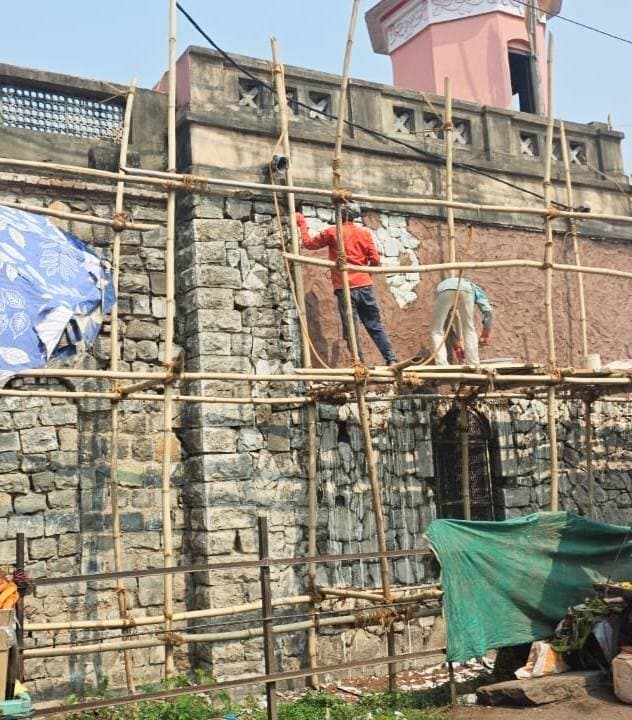 पारंपरिक स्थापत्य शैली से हो रहा है पार्वतीबाई धर्मशाला स्थित मंदिर का पुनरुद्धार
---
पार्वतीबाई धर्मशाला स्थित मुख्य मंदिर के संरक्षण एवं पुनरुद्धार का कार्य विरासत की मूल पहचान, पारंपरिक स्थापत्य शैली और ऐतिहासिक महत्व को संरक्षित रखने के उद्देश्य से किया जा रहा है। अपर कलेक्टर सुश्री श्रद्धा शुक्ला ने बताया कि मंदिर के पुनरुद्धार एवं निर्माण कार्य के दौरान इसकी प्राचीन स्थापत्य विशेषताओं को सुरक्षित रखते हुए उसे मजबूती प्रदान करने तथा उसकी मूल सुंदरता को पुनः स्थापित करने पर विशेष ध्यान दिया जा रहा है। उन्होंने बताया कि इस परियोजना का कार्य लगभग एक माह पूर्व प्रारंभ किया जा चुका है, तथा इसे मार्च 2027 तक पूर्ण करने का लक्ष्य निर्धारित किया गया है।
परंपरा और आधुनिक संरचनात्मक सुरक्षा का समन्वय
अपर कलेक्टर सुश्री शुक्ला ने बताया कि परियोजना की विशेषता यह है कि इसमें विरासत संरक्षण के सिद्धांतों को प्राथमिकता देते हुए पारंपरिक निर्माण एवं मरम्मत तकनीकों का उपयोग किया जा रहा है। मंदिर की मौजूदा संरचना की स्थिति के अनुरूप संरचनात्मक सुदृढ़ीकरण, दीवारों एवं पत्थर की चिनाई का संरक्षण, पारंपरिक चूना-आधारित प्लास्टर, पुराने दरवाजों एवं खिड़कियों का पुनरुद्धार तथा नक्काशीदार स्थापत्य तत्वों को संरक्षित करने जैसे कार्य किए जा रहे हैं। उन्होंने बताया कि इसके अलावा मंदिर के आंतरिक एवं बाहरी हिस्सों का पुनर्विकास, छत की वॉटरप्रूफिंग, जल निकासी व्यवस्था में सुधार, विद्युत व्यवस्था का उन्नयन तथा पारंपरिक स्थापत्य सौंदर्य के अनुरूप अन्य आवश्यक कार्य भी किए जा रहे हैं।
अपर कलेक्टर सुश्री शुक्ला ने बताया कि हमारा उद्देश्य केवल मंदिर का सौंदर्यीकरण करना ही नहीं, बल्कि इसकी ऐतिहासिक पहचान और स्थापत्य विरासत को आने वाली पीढ़ियों के लिए सुरक्षित रखना भी है। मंदिर के इस संरक्षण कार्य में मूल निर्माण शैली और विरासत के अनुरूप सामग्रियों एवं तकनीकों को महत्व दिया जा रहा है, ताकि मंदिर की मौलिकता बनी रहे और संरचना की दीर्घकालीन स्थिरता सुनिश्चित की जा सके। उन्होंने बताया कि इस निर्माण कार्य के दौरान यह प्रयास किया जा रहा है कि इस ऐतिहासिक धरोहर को आधुनिक स्वरूप देने के बजाय उनकी मूल पहचान को अक्षुण्ण रखते हुए उन्हें संरचनात्मक रूप से सुरक्षित और उपयोग के लिए बेहतर बनाया जाए। उन्होंने बताया कि पारंपरिक निर्माण पद्धतियों और तकनीकी विशेषज्ञता के समन्वय से हमारी सांस्कृतिक एवं स्थापत्य विरासत को लंबे समय तक सुरक्षित रखा जा सकता है।
Jansampark Madhya Pradesh
General Administration Department, MP
Department of Urban Development & Housing MP
#khandwa