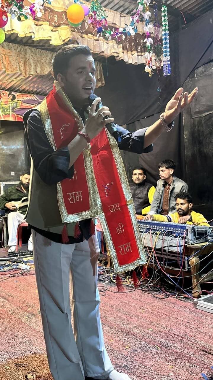 सुभाष प्रिंस, प्रदीप सरयाल और सावन जरयाल के गीतों पर झूमे सराहन के लोग
रामलीला क्लब युवक मंडल सराहन की सांस्कृतिक संध्या में हिमाचली लोकगीतों की धूम, जिला परिषद सदस्य राज सिंह ठाकुर ने भेंट किए 11 हजार रुपये
साहो, चंबा | 22 अक्टूबर 2026
चंबा। जिला चंबा की ग्राम पंचायत सराहन में रामलीला क्लब युवक मंडल सराहन की ओर से आयोजित सांस्कृतिक संध्या में लोकगीतों और संगीत की खूब धूम रही। चंबा के नामी कलाकारों सुभाष प्रिंस, प्रदीप सरयाल और सावन जरयाल ने अपनी शानदार प्रस्तुतियों से दर्शकों को झूमने पर मजबूर कर दिया। कार्यक्रम में बड़ी संख्या में स्थानीय लोगों ने भाग लिया और कलाकारों की प्रस्तुतियों का आनंद उठाया।
रामलीला क्लब युवक मंडल सराहन वर्ष 1993 से लगातार रामलीला का मंचन करता आ रहा है। इसी परंपरा को आगे बढ़ाते हुए इस वर्ष भी क्लब की ओर से दस दिनों तक रामलीला का मंचन हर्षोल्लास के साथ किया गया। इसके समापन के अगले दिन बुधवार, 21 अक्टूबर को सांस्कृतिक संध्या का आयोजन किया गया।
प्रभु श्रीराम की आरती से हुआ कार्यक्रम का आगाज
सांस्कृतिक संध्या की शुरुआत क्लब के सदस्यों ने प्रभु श्रीराम की आरती के साथ की। इसके बाद चंबा के युवा कलाकार मास्टर मनन ने गणेश वंदना प्रस्तुत कर कार्यक्रम का शुभारंभ किया। उन्होंने पहाड़ी और पंजाबी गीतों से दर्शकों का मनोरंजन किया। इसके बाद गायिका मिस पूजा ने अपनी गायिकी से समां बांधा।
साल घाटी से संबंध रखने वाले युवा कलाकार प्रदीप सरयाल ने पंजाबी, हिंदी और पहाड़ी गीतों की शानदार प्रस्तुतियां देकर दर्शकों को झूमने पर मजबूर कर दिया। उनकी प्रस्तुतियों पर दर्शकों ने खूब उत्साह दिखाया।
सावन जरयाल ने पिता शेर सिंह की यादें कीं ताजा
कार्यक्रम का भावुक पल उस समय आया, जब स्वर्गीय लोक गायक शेर सिंह जरयाल के सुपुत्र सावन जरयाल ने मंच संभाला। उन्होंने अपने पिता के गाए गीतों को प्रस्तुत कर लोगों की पुरानी यादें ताजा कर दीं।
उनकी प्रस्तुति के दौरान माहौल भावुक हो गया। विशेष रूप से जब उन्होंने अपने पिता की याद में गीत “तेरे जेहा गायक नि होणा ओ, शेर सिंह जरयाला हो” प्रस्तुत किया, तो पंडाल में मौजूद कई दर्शकों की आंखें नम हो गईं। इस प्रस्तुति ने दर्शकों के दिलों को छू लिया और दिवंगत लोक गायक की संगीत विरासत को याद किया गया।
सुभाष प्रिंस के गीतों पर देर तक झूमे दर्शक
इसके बाद मंच पर पहुंचे ‘वॉइस ऑफ शिमला’ फेम गायक सुभाष प्रिंस ने श्रीराम भजन से अपनी प्रस्तुति की शुरुआत की। इसके बाद उन्होंने एक से बढ़कर एक पंजाबी, हिंदी और पहाड़ी गीत प्रस्तुत किए। उनकी गायिकी पर दर्शक खूब झूमे और सांस्कृतिक संध्या का माहौल देर तक संगीतमय बना रहा।
राज सिंह ठाकुर ने भेंट किए 11 हजार रुपये
कार्यक्रम में करियां वार्ड के जिला परिषद सदस्य राज सिंह ठाकुर ने मुख्य अतिथि के रूप में शिरकत की। रामलीला क्लब के सदस्यों ने उन्हें हिमाचली टोपी, पटका और स्मृति चिन्ह भेंट कर सम्मानित किया।
इस अवसर पर राज सिंह ठाकुर ने अपनी निजी कमाई से रामलीला क्लब को 11 हजार रुपये की राशि भेंट की। साथ ही क्लब की मांग पर अगले वर्ष रामलीला शुरू होने से पहले क्लब को अपना साउंड सिस्टम खरीदकर देने की घोषणा भी की।
उन्होंने रामलीला के सफल आयोजन के लिए क्लब के सभी सदस्यों को बधाई दी और सम्मान के लिए आभार जताया। उन्होंने कहा कि ग्राम पंचायत सराहन के लोगों के साथ उनका गहरा नाता रहा है और वह यहां के लोगों को हमेशा अपने परिवार की तरह मानते हैं। उन्होंने प्रभु श्रीराम के चरित्र से प्रेरणा लेकर जीवन में अच्छे संस्कार अपनाने का संदेश भी दिया।
क्लब के सदस्यों सहित सैकड़ों लोग रहे मौजूद
इस अवसर पर रामलीला क्लब युवक मंडल सराहन के अध्यक्ष राज कुमार, उपाध्यक्ष अजय कुमार, सचिव विनोद, कोषाध्यक्ष मनेश कुमार सहित क्लब के सदस्य विजय, सुनील, राजेश, कनु, बबलू, सुभाष और अन्य सदस्य मौजूद रहे। सांस्कृतिक संध्या में सैकड़ों स्थानीय लोगों ने उपस्थिति दर्ज करवाई।
रामलीला क्लब युवक मंडल सराहन का यह आयोजन धार्मिक परंपरा, लोक संस्कृति और आपसी भाईचारे को बढ़ावा देने की दिशा में एक महत्वपूर्ण पहल रहा।
Tribal Live News सच के साथ, निडर, निष्पक्ष, बेखौफ।