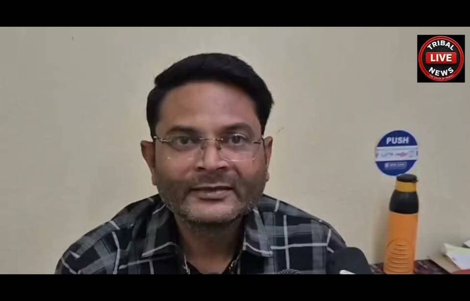 आधार कार्ड सेंटर के बाहर फॉर्म भरने के नाम पर 20 से 50 रुपये वसूली का आरोप, लोगों ने उठाए सवाल
सुबह से शाम तक सेंटर के बाहर बैठे रहते हैं दो व्यक्ति, नोटिस हटाए जाने का भी दावा
ADC अमित मेहरा ने दिए जांच के आदेश
👇👇