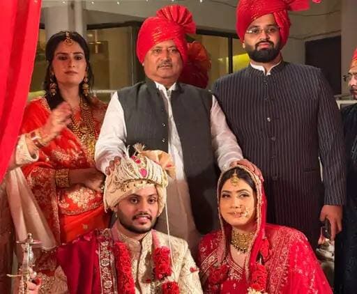 कांग्रेस जिलाध्यक्ष के बेटे की कर्नल की बेटी संग शादी-VIDEO:बाराती बने विधायक ढोल पर नाचे, सिरसा में कल रिसेप्शन....
हरियाणा में सिरसा कांग्रेस जिलाध्यक्ष संतोष बेनीवाल के छोटे बेटे नीतेश बेनीवाल की शादी बुधवार रात चंडीगढ़ में रिटायर्ड कर्नल की इकलौती बेटी कोमलप्रीत के साथ हुई। ऐलनाबाद विधायक भरत सिंह बेनीवाल समेत परिवार व रिश्तेदारी के करीब 150 लोग बाराती बनकर पहुंचे।
नीतेश और कोमलप्रीत पिछले 4-5 साल से एक-दूसरे को जानते हैं। दोनों की मुलाकात चंडीगढ़ में हुई थी। परिवार की सहमति के बाद 21 अक्टूबर को शादी तय हुई थी। बुधवार शाम सिरसा के गांव दड़बां कलां से बारात चंडीगढ़ रवाना हुई। वहां सेक्टर-10 स्थित माउंटेन व्यू होटल में रात करीब 9 बजे वरमाला हुई। इसके बाद रात सवा 11 बजे फेरे की रस्म शुरू हुई। गुरुवार सुबह बारात सिरसा लौटी।
अब शुक्रवार को गांव दड़बां कलां में रिसेप्शन पार्टी रखी है। जिलाध्यक्ष के अनुसार, इसमें करीब 20 हजार लोगों के भोज की व्यवस्था की गई है। राहुल गांधी समेत कांग्रेस के कई वरिष्ठ नेताओं को निमंत्रण दिया गया है।
विधायक भरत बेनीवाल ने किया डांस, बिना दहेज की शादी
नीतेश की बारात बुधवार शाम गांव दड़बां कलां से चंडीगढ़ के लिए रवाना हुई। बारात चढ़ने के दौरान ऐलनाबाद विधायक भरत सिंह बेनीवाल ने ढोल की ताल पर डांस किया। वे रिश्ते में वे नीतेश के ताऊ हैं।
बेटे की शादी की खुशी में संतोष बेनीवाल ने भी डीजे पर ठुमके लगाए। इस दौरान नोट और फूल भी उड़ाए गए। चंडीगढ़ में रात को शादी की रस्में पूरी हुईं। संतोष ने बताया कि उन्होंने शादी में कोई दहेज नहीं लिया है।
कल रिसेप्शन, 20 हजार लोगों के भोज की तैयारी
गांव दड़बां कलां में शुक्रवार को रिसेप्शन कार्यक्रम रखा गया है। संतोष बेनीवाल के अनुसार, इसमें करीब 20 हजार लोगों के भोज की व्यवस्था की गई है। शादी के कार्यक्रम के लिए गांव में पिछले 4-5 दिनों से तैयारियां चल रही हैं। करीब दो एकड़ से अधिक क्षेत्र में पंडाल लगाया गया है। इसमें दड़बां कलां और आसपास के गांवों के लोग भी शामिल होंगे।
<nis:link nis:type=tag nis:id=sirsa nis:value=sirsa nis:enabled=true nis:link/> <nis:link nis:type=tag nis:id=gokul nis:value=gokul nis:enabled=true nis:link/> <nis:link nis:type=tag nis:id=gokulsetia nis:value=gokulsetia nis:enabled=true nis:link/> <nis:link nis:type=tag nis:id=sirsa nis:value=sirsa nis:enabled=true nis:link/> <nis:link nis:type=tag nis:id=mla nis:value=mla nis:enabled=true nis:link/> <nis:link nis:type=tag nis:id=viral nis:value=viral nis:enabled=true nis:link/> <nis:link nis:type=tag nis:id=sirsabreaking nis:value=sirsabreaking nis:enabled=true nis:link/> <nis:link nis:type=tag nis:id=takkrtoday nis:value=takkrtoday nis:enabled=true nis:link/> <nis:link nis:type=tag nis:id=sirsatody nis:value=sirsatody nis:enabled=true nis:link/> <nis:link nis:type=tag nis:id=congress nis:value=congress nis:enabled=true nis:link/> <nis:link nis:type=tag nis:id=brejindersingh nis:value=brejindersingh nis:enabled=true nis:link/> <nis:link nis:type=tag nis:id=santoshbeniwal nis:value=santoshbeniwal nis:enabled=true nis:link/> <nis:link nis:type=tag nis:id=santoshvsgokul nis:value=santoshvsgokul nis:enabled=true nis:link/> <nis:link nis:type=tag nis:id=inld nis:value=inld nis:enabled=true nis:link/> <nis:link nis:type=tag nis:id=abhaychautala nis:value=abhaychautala nis:enabled=true nis:link/>