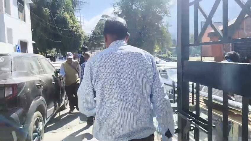 चंबा में आधार कार्ड सेंटर के बाहर फॉर्म भरने के नाम पर वसूले जा रहे 20 से 50 रुपये। जबकि ये फॉर्म आधार सेंटर में फ्री भरी जाती है। Himachal Times TV #highlight #chamba #ChambaNews