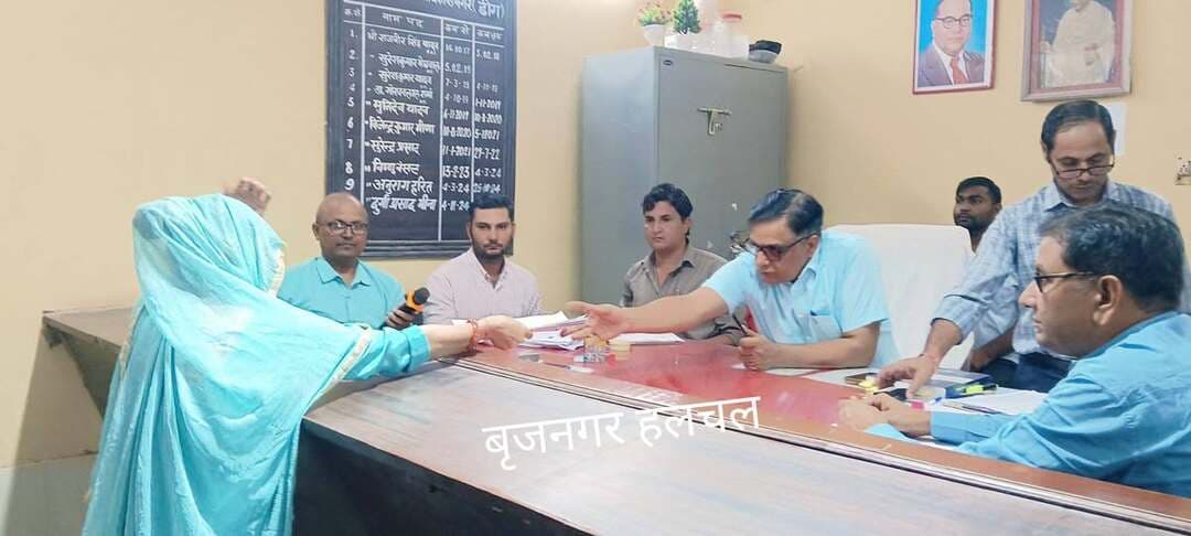 #पंचायत_चुनाव_2026__
#बृजनगर______
विधानसभा क्षेत्र से दिनांक 19 ओर 21 तक पंचायत समिति सदस्य ओर जिला परिषद सदस्य के लिय 72 अभ्यर्थियों ने 100 नामांकन किये प्रस्तुत
रिटर्निंग अधिकारी दुर्गाप्रसाद मीना ,तहसीलदार कमलचंद शर्मा,निजी सहायक विकास कुमार,भूपेंद्र,अध्यापक अशोक मित्तल,विनोद मित्तल,आदि मौजूद रहे।
पुलिस व्यवस्थाओं को लेकर पुलिस जाप्ता मौजूद रहा।