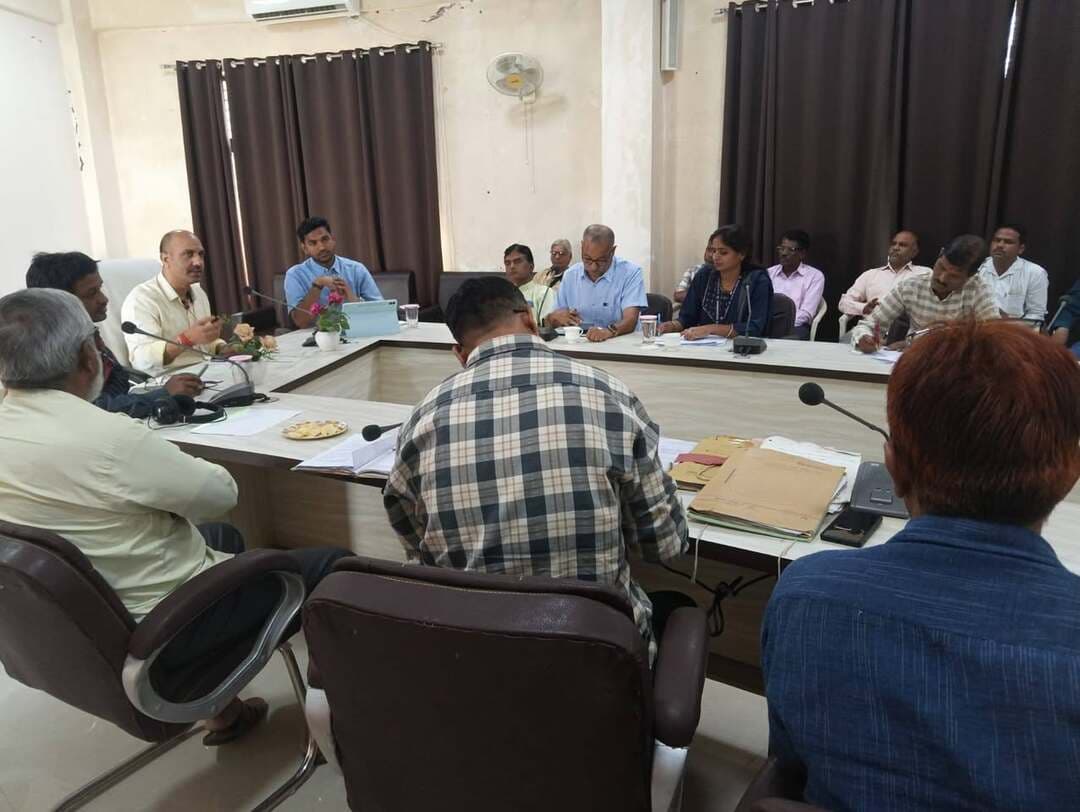 कलेक्टर की अध्यक्षता में चन्देरी डव्लपमेन्ट सोसायटी फॉर हैण्डलूम वीवर्स समिति की बैठक आयोजित
--
कलेक्टर श्री साकेत मालवीय की अध्यक्षता में हैण्डलूम पार्क चन्देरी में गुरूवार को चन्देरी डव्लपमेन्ट सोसायटी फॉर हैण्डलूम वीवर्स समिति (एस०पी०व्ही०) की बैठक आयोजित की गई।
बैठक में कलेक्टर ने सीए की नियुक्ति के संबंध में आवश्यक कार्यवाही किये जाने के निर्देश दिए। उन्होंने फैशन शो के संबंध में निर्देशित किया गया कि फैशन-शो के आयोजन में स्थानीय स्तर की महिलाओ को सम्मिलित करते हुये फैशन शो का आयोजन कराया जाए। हैण्डलूम पार्क में बनने वाले हाथकरघा म्यूजियम के संबंध में निर्देशित किया गया कि एनआईसी जिला अशोकनगर के सहयोग से ई-टेण्डर की कार्यवाही कर म्यूजियम निर्माण कराया जाए। हैण्डलूम पार्क के प्रचार प्रसार के संबंध में निर्देशित किया गया कि शहर के मुख्य मार्गो पर होडिंग एवं साईन बोर्ड लगाये जाए। हैण्डलूम पार्क की एक वेवसाईट बनाई जाये। वेवसाईट बनाने हेतु एनआईसी जिला अशोकनगर के अधिकारियो को निर्देशित किया गया। वेवसाईट के माध्यम से हैण्डलूम पार्क में बनने वाली साडियो को डिसप्ले किया जाये एवं वेवसाईट के माध्यम से ही सेलिंग आर्डर प्राप्त किये जाये। उन्होंने निर्देशित किया कि चन्देरी के समस्त बुनकरो को जी.आई टैग के अधिकृत उपयोगकर्ता के रूप में पंजीयन कराया जाए। साथ ही क्यूआर कोड की प्रकिया के माध्यम से प्रत्येक साडी निर्माणकर्ता हेतु क्यू आर कोड जारी करने हेतु एनआईसी अशोकनगर को निर्देशित किया गया। जिससे कि चन्देरी साडी के प्रमाणिकता सिद्ध करने में आसानी होगी। हैण्डलूम पार्क में पृथक सेलिंग विंग बनाई जाए, जो कि हैण्डलूम पार्क के बुनकरों को मार्केटिंग में सहायता प्रदान करे।
बैठक में मुख्य कार्यपालन अधिकारी जिला पंचायत श्री राजेश जैन, अनुविभागीय अधिकारी राजस्व चंदेरी श्री मनीष धनगर, सहायक संचालक हाथकरघा कीर्ति कटियार , तहसीलदार चंदेरी, चन्देरी बुनकर / मास्टर बुनकर सहित संबंधित उपस्थित रहे।
#ashoknagar