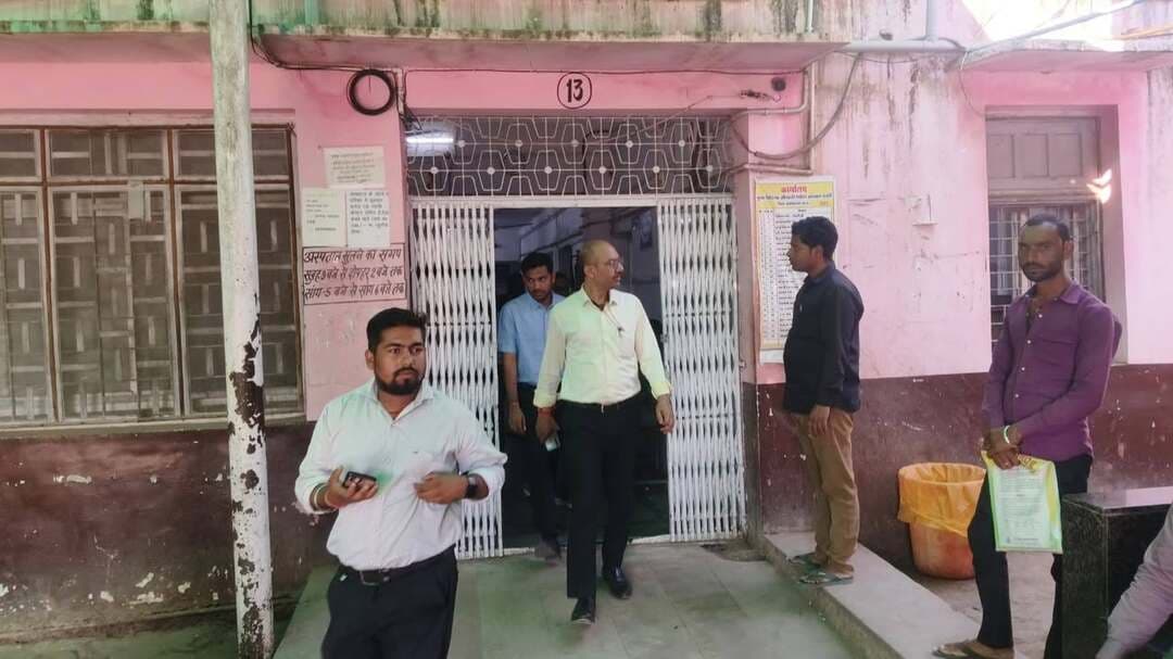 कलेक्टर ने किया चंदेरी सिविल अस्पताल का निरीक्षण
व्यवस्थाओं के संबंध में दिए आवश्यक निर्देश
--
कलेक्टर श्री साकेत मालवीय ने गुरुवार को सिविल अस्पताल चंदेरी का निरीक्षण किया। निरीक्षण के दौरान उन्होंने अस्पताल की व्यवस्थाओं का जायजा लिया तथा मरीजों को बेहतर स्वास्थ्य सुविधाएं उपलब्ध कराने के निर्देश दिए।
कलेक्टर ने अस्पताल में ओपीडी के खुलने एवं बंद होने के समय की जानकारी आमजन को आसानी से उपलब्ध कराने के लिए निर्धारित स्थान पर सूचना बोर्ड लगाए जाने के निर्देश दिए, जिससे अस्पताल में उपचार के लिए आने वाले मरीजों को ओपीडी के समय की स्पष्ट जानकारी मिल सके। उन्होंने उपस्थिति पंजी का निरीक्षण किया। निरीक्षण के दौरान अनुपस्थित कर्मचारियों को नोटिस दिए जाने की निर्देश दिए। निरीक्षण के दौरान एसडीएम श्री मनीष धनगर, बीएमओ श्री प्रशांत दुबे साथ थे।
#ashoknagar