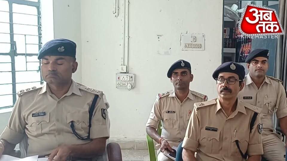 रोहतास जिले के डुमरा में पिछले दिनों हुई हत्या मामले में शव को ठिकाने लगाने में सहयोग करने वाले दो आरोपी को पुलिस ने किया गिरफ्तार, मुख्य आरोपी अभी भी फरार......