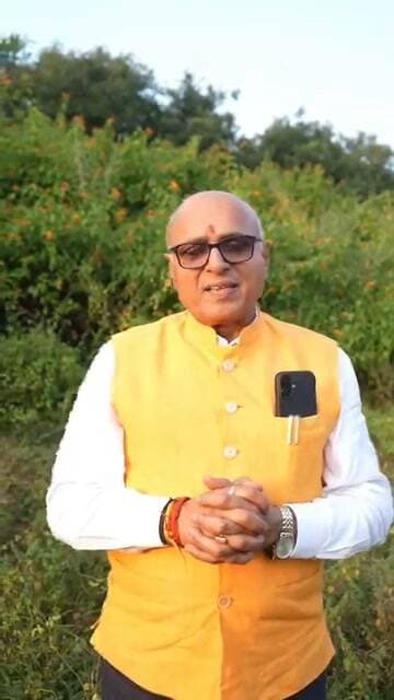 🚆 सीधी सांसद डॉ. राजेश मिश्रा की जनता से बघेली में अपील
“अपना पंचे 24 अक्टूबर 2026 का दुपहरिया 12 बजे चुरहट रेलवे स्टेशन मा पहुँचि के ऐतिहासिक पल के साक्षी बनीं।”
सीधी सांसद डॉ. राजेश मिश्रा जी जनता से अपील करत कहिन कि चुरहट से देवेंद्रनगर तक नियमित रेल सेवा के शुभारंभ के अवसर पर आप सब लोग चुरहट रेलवे स्टेशन मा जरूर पहुँचीं।
इयै अवसर पर माननीय रेलमंत्री श्री अश्विनी वैष्णव जी अउर मध्यप्रदेश के माननीय मुख्यमंत्री डॉ. मोहन यादव जी आभासी माध्यम से आप सबका संबोधित करिहैं।
हम अपना सब पंचे से इयै विनती करत हई कि इ दिन सीधी जिला खातिर बहुतै खुशी अउर गर्व के दिन आय। त आप सब लोग मिलि-जुलि के इ ऐतिहासिक पल का उत्सव के रूप मा मनाईं अउर चुरहट रेलवे स्टेशन मा पहुँचि के इ गौरवशाली क्षण के साक्षी बनीं।
आवा, सब मिलि के इ ऐतिहासिक दिन का यादगार बनाई! 🚆#सीधी #डॉराजेशमिश्रा #SidhiMP #सांसदडॉराजेशमिश्रा #चुरहटरेलवेस्टेशन #चुरहट #देवेंद्रनगर #नियमितरेलसेवा #रेलसेवाशुभारंभ #24अक्टूबर2026 #अश्विनीवैष्णव #डॉमोहनयादव #भारतीयरेलवे #मध्यप्रदेश #सीधीसमाचार #विंध्यप्रदेश #बघेली #बघेलीभाषा #ऐतिहासिकपल #जनतासेअपील #रेलविकास #प्राइडकदमसमाचार #प्राइडइंडियान्यूज #तलाशन्यूजसीधी #रीवा #सतना