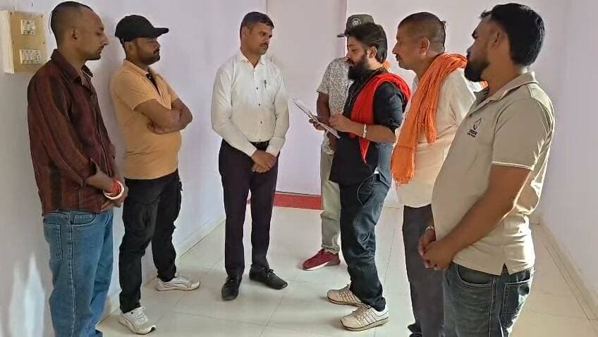 *अव्यवस्थाओं पर शिवसेना का अल्टीमेटम, विवेक पाण्डेय बोले—लापरवाही बर्दाश्त नहीं* !
*डॉक्टरों की अनुपस्थिति, चोरी, भर्ती में अनियमितता और गंदगी पर उठाए सवाल; कार्रवाई नहीं हुई तो होगा लोकतांत्रिक आंदोलन:विवेक पाण्डेय*
सीधी। जिला अस्पताल सीधी की बदहाल व्यवस्थाओं को लेकर शिवसेना प्रदेश उपाध्यक्ष विवेक पाण्डेय ने CMHO को शिकायत पत्र सौंपकर गंभीर मामलों की निष्पक्ष जांच एवं कार्रवाई की मांग की है। उन्होंने डॉक्टरों की ड्यूटी से कथित अनुपस्थिति, मरीजों को समय पर उपचार नहीं मिलने, चोरी की घटना का खुलासा नहीं होने, सफाई व्यवस्था में लापरवाही और रिक्त पदों पर भर्ती प्रक्रिया में पारदर्शिता की कमी पर सवाल उठाए हैं।
विवेक पाण्डेय ने कहा कि जिला अस्पताल गरीबों और जरूरतमंदों के उपचार का प्रमुख केंद्र है। यहां मरीजों को समय पर इलाज मिलना चाहिए, लेकिन लापरवाही की शिकायतें सामने आना चिंताजनक है।
उन्होंने अस्पताल से चोरी हुई मशीनों एवं सरकारी संपत्ति की बरामदगी, सीसीटीवी फुटेज की जांच और दोषियों पर कार्रवाई की मांग की। साथ ही, डॉक्टरों की उपस्थिति, निजी क्लीनिकों को अधिक समय देने संबंधी शिकायतों तथा अस्पताल में स्वीकृत एवं रिक्त पदों की स्थिति स्पष्ट करने की मांग उठाई। पत्र में उल्लेखित 'सेट मैप' भर्ती प्रक्रिया की भी जांच कर पारदर्शिता सुनिश्चित करने को कहा।
शिवसेना ने अस्पताल की सफाई एवं सुरक्षा व्यवस्था दुरुस्त करने और जांच की प्रगति की लिखित जानकारी देने की मांग की है।
विवेक पाण्डेय ने चेतावनी दी कि शिकायतों पर कार्रवाई नहीं हुई तो शिवसेना जिला प्रशासन एवं उच्च स्वास्थ्य अधिकारियों के समक्ष मामला उठाएगी और जनहित में लोकतांत्रिक आंदोलन करेगी। उन्होंने कहा कि मरीजों के स्वास्थ्य और सरकारी संपत्ति की सुरक्षा से जुड़े मामलों में जवाबदेही तय होना आवश्यक है।
इस बीच प्रमुख रूप से शिवसेना जिला अध्यक्ष बेनाम सिंह बघेल उर्फ भोले, जिला उपाध्यक्ष हृदेश त्रिवेदी, उर्फ हित्तू, नगर अध्यक्ष जैनेंद्र सिंह चौहान उर्फ मुन्ना , नगर सहसंयोजक राजन मिश्रा, युवा कोषाध्यक्ष लाल वर्मा, विकास वर्मा अनुपम दुबेदी रहे मौजूद