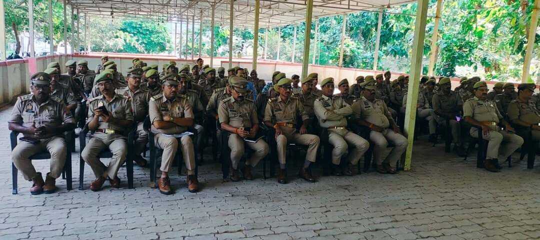 पुलिस लाइन चित्रकूट में इलाहाबाद-झाँसी खण्ड स्नातक निर्वाचन-2026 के दृष्टिगत पुलिस बल की ब्रीफिंग सम्पन्न
दिनांक 22.10.2026 को पुलिस लाइन, चित्रकूट में उत्तर प्रदेश विधान परिषद के इलाहाबाद-झाँसी खण्ड स्नातक निर्वाचन क्षेत्र के द्विवार्षिक निर्वाचन-2026 के मतदान को सकुशल, निष्पक्ष एवं शांतिपूर्ण सम्पन्न कराने हेतु अपर पुलिस अधीक्षक चित्रकूट पीयूषकांत राय द्वारा पुलिस बल की ब्रीफिंग की गई।
अपर पुलिस अधीक्षक द्वारा पुलिस बल को ब्रीफ करते हुए निम्न महत्वपूर्ण दिशा-निर्देश दिये गये -
1. आदर्श आचार संहिता का पालन करें।
2. राजनैतिक तटस्थता बनाये रखें।
3. पीठासीन अधिकारियों को मतपेटियों की सुरक्षा हेतु सहयोग करें।
4. मतदान हेतु एकत्रित भीड़ में से संदिग्ध व्यक्तियों व सामग्रियों पर सतर्क दृष्टि रखें।
5. लापरवाह/असामाजिक व्यक्तियों को संदेह से देखें।
6. जनपद के सभी वरिष्ठ अधिकारियों/जोनल अधिकारियों/सेक्टर अधिकारियों एवं जनपद कंट्रोल रूम के टेलीफोन नंबर अवश्य रखें।
7. मतदान केन्द्र के 100 मीटर की परिधि में वोट मांगने व डराने धमकाने में संदिग्ध व्यक्तियों पर नजर रखें तथा उनको रोकने के लिये प्रभावी कदम उठाएं व बरास्ता मतदान केन्द्र में रिपोर्ट दर्ज करें।
8. पीठासीन अधिकारियों/मतदान दलों, मतदाताओं तथा मतदान एजेंटों के प्रति विनम्र/सभ्य तथा सहयोगशील रहें।
9. पीठासीन अधिकारियों द्वारा दिये गये उचित निर्देशों का पालन करें, उनके बुलाने पर ही शांति व्यवस्था हेतु बूथ में प्रवेश करें।
10. किसी भी परिस्थिति में मादक पदार्थों का सेवन न करें।
11. किसी भी उम्मीदवार/उसके एजेंट अथवा राजनैतिक से सम्बन्धित व्यक्ति से कोई सुविधा अथवा सामग्री ग्रहण न करें।
12. किसी भी उम्मीदवार के लिये चुनाव एजेंट/पोलिंग एजेंट अथवा मतगणना एजेंट का कार्य न करें।
13. किसी भी व्यक्ति को वोट देने/न देने के लिये प्रेरित करने अथवा किसी प्रकार से मतदान को प्रभावित करने का प्रयास न करें।
14. ऐसा व्यवहार अथवा वार्तालाप न करें जिससे किसी राजनीतिक पार्टी अथवा उम्मीदवार के प्रति झुकाव अथवा द्वेष परिलक्षित होता हो।
15. चुनाव प्रचार में न तो भाग लें न ही अपने मत का प्रयोग करें अथवा किसी प्रकार की राय व्यक्त करें।
16. पीठासीन अधिकारी के आदेश बिना मतदान केन्द्र न छोड़ें।
17. मतदान स्थल, मतपेटियों आदि की सुरक्षा के लिये आवश्यक बल का प्रयोग करने में न हिचकिचायें यह आपका प्राथमिक दायित्व है।
18. मतदान केन्द्रों पर शांति व्यवस्था स्थापित करने में किसी प्रकार का निषेधाज्ञा न दिखायें।
19. मतदान केन्द्र/परिसर को छोड़कर किसी परिस्थिति से निपटने के लिये वहां से न हटें। अस्वस्थता/अनुपस्थिति के दौरान उनकी मतदान केन्द्र को गंभीर क्षति पहुँचा सकती है।