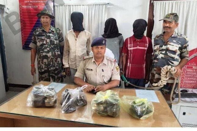 🚨 **बांका में मंदिरों में चोरी का खुलासा! पूजा की घंटी-बर्तन चुराने वाले गिरोह पर पुलिस का बड़ा एक्शन, 3 गिरफ्तार!**
🔴 **शंभूगंज में मंदिरों को निशाना बनाने वाले चोर गिरफ्तार, चोरी का सामान भी बरामद!**
बिहार के बांका जिले से बड़ी खबर सामने आई है। शंभूगंज थाना क्षेत्र के कई मंदिरों में पूजा की घंटी और बर्तन चोरी होने के मामले में बांका पुलिस ने बड़ी कार्रवाई की है। पुलिस ने इस मामले में तीन आरोपियों को गिरफ्तार किया है, जबकि एक विधि-विरुद्ध बालक को भी चोरी के सामान के साथ निरुद्ध किया गया है।
🚔 **डायल 112 की सूचना पर शुरू हुई कार्रवाई**
बांका पुलिस की प्रेस विज्ञप्ति के अनुसार, मामले में शंभूगंज थाना कांड संख्या 327/26, दिनांक 21 अक्टूबर 2026 को भारतीय न्याय संहिता (BNS) की धारा 303(2)/317(2) के तहत प्राथमिकी दर्ज कर जांच शुरू की गई थी।
पुलिस अधीक्षक और अनुमंडल पुलिस पदाधिकारी, बांका सदर के निर्देश पर पुलिस उपाधीक्षक के नेतृत्व में विशेष छापेमारी टीम गठित की गई। त्वरित कार्रवाई करते हुए पुलिस ने साकिन करसोप निवासी **सावन कुमार उर्फ काजू** को गिरफ्तार किया।
जांच और छापेमारी के दौरान अन्य आरोपियों को भी पकड़ा गया। पुलिस ने चोरी का सामान खरीदने वाले दुकानदार **पप्पू कुमार साह** के घर से भी चोरी का सामान बरामद किया है।
👮 **पुलिस ने इन तीन आरोपियों को किया गिरफ्तार:**
1️⃣ सावन कुमार उर्फ काजू — निवासी करसोप, थाना शंभूगंज।
2️⃣ पप्पू कुमार साह — निवासी मिर्जापुर, थाना शंभूगंज; दुकानदार।
3️⃣ मो. सलमान — निवासी जोगनी, थाना शंभूगंज।
📢 **अन्य आरोपियों की तलाश जारी!**
पुलिस के मुताबिक, गिरफ्तार आरोपियों के आपराधिक इतिहास की जांच की जा रही है। मामले में शामिल अन्य संदिग्धों की गिरफ्तारी और चोरी के शेष सामान की बरामदगी के लिए छापेमारी जारी है।
🙏 **मंदिरों में चोरी करने वालों के खिलाफ बांका पुलिस की इस कार्रवाई पर आपकी क्या राय है? कमेंट में बताएं।**
📍 **स्थान: शंभूगंज, जिला बांका, बिहार**
<nis:link nis:type=tag nis:id=bankapolice nis:value=BankaPolice nis:enabled=true nis:link/> <nis:link nis:type=tag nis:id=बांका nis:value=बांका nis:enabled=true nis:link/> <nis:link nis:type=tag nis:id=शंभूगंज nis:value=शंभूगंज nis:enabled=true nis:link/> <nis:link nis:type=tag nis:id=मंदिरचोरी nis:value=मंदिरचोरी nis:enabled=true nis:link/> <nis:link nis:type=tag nis:id=पुलिसकार्रवाई nis:value=पुलिसकार्रवाई nis:enabled=true nis:link/> <nis:link nis:type=tag nis:id=biharnews nis:value=BiharNews nis:enabled=true nis:link/> <nis:link nis:type=tag nis:id=biharpolice nis:value=BiharPolice nis:enabled=true nis:link/> <nis:link nis:type=tag nis:id=crimenews nis:value=CrimeNews nis:enabled=true nis:link/>