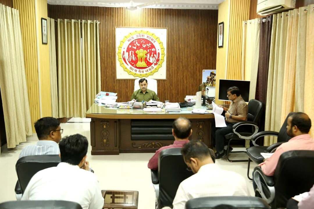 रबी सीजन में किसानों को सिंचाई हेतु अनवरत विद्युत आपूर्ति सुनिश्चित करें: कमिश्नर श्री दिलीप कुमार
-
परियोजनाओं हेतु लंबित भू-अर्जन के प्रकरणों का शीघ्र निराकरण कर मुआवजा वितरित करें: कमिश्नर श्री दिलीप कुमार
-
कमिश्नर सागर संभाग श्री दिलीप कुमार की अध्यक्षता में कमिश्नर कार्यालय सभाकक्ष में संभागीय समीक्षा बैठक आयोजित की गई। बैठक में जल संसाधन विभाग, म.प्र. विद्युत वितरण कंपनी, ऊर्जा विकास निगम, लोक स्वास्थ्य यांत्रिकी विभाग एवं जल निगम के कार्यों की जिलेवार समीक्षा कर आवश्यक निर्देश दिए गए।
कमिश्नर श्री दिलीप कुमार ने कहा कि रबी सीजन में किसानों को सिंचाई हेतु अनवरत विद्युत आपूर्ति सुनिश्चित की जाए। उन्होंने विद्युत विभाग द्वारा संचालित कार्यों की समीक्षा करते हुए खराब ट्रांसफार्मरों की जानकारी मांगी एवं उन्हें तत्काल बदलने के निर्देश दिए। उन्होंने कहा कि संभाग में पर्याप्त संख्या में ट्रांसफार्मर उपलब्ध रहें तथा संभाग की समस्त जिला पंचायतों में ट्रांसफार्मर की मॉनिटरिंग व्यवस्था सुनिश्चित की जाए। औसत विद्युत प्रवाह की जानकारी मांगी तथा ग्रामीण क्षेत्रों में सिंचाई हेतु थ्री-फेस अनवरत विद्युत आपूर्ति के निर्देश दिए। नवीन सब स्टेशन, फीडर एवं विस्तार लाइनों की समीक्षा कर कहा कि रबी सीजन को देखते हुए विद्युत व्यवस्था को और अधिक सुदृढ़ किया जाए, ताकि किसानों को सिंचाई में किसी प्रकार की असुविधा न हो।
जल प्रदाय परियोजनाओं में गति लाने के निर्देश
कमिश्नर ने जल निगम एवं लोक स्वास्थ्य यांत्रिकी विभाग द्वारा संचालित विभिन्न जलप्रदाय परियोजनाओं की जिलेवार समीक्षा की। उन्होंने निर्देश दिए कि जल प्रदाय परियोजनाओं में गति लाई जाए तथा 90 प्रतिशत तक पूर्ण हो चुकी परियोजनाओं को शीघ्र पूर्ण कर हैंडओवर की कार्यवाही सुनिश्चित की जाए। जिन गांवों में जल प्रदाय परियोजना से जल नहीं पहुंच पा रहा है, वहां वैकल्पिक व्यवस्था बनाई जाए। मोटर पंप मरम्मत का कार्य शीघ्रता से पूर्ण कर बंद पड़ी जल प्रदाय परियोजनाओं को शीघ्र शुरू किया। उन्होंने विद्युत आपूर्ति की वजह से बंद जल परियोजनाओं की जानकारी मांगी तथा काम न करने वाले ठेकेदारों पर कार्यवाही करने के निर्देश दिए।
भू-अर्जन प्रकरणों के निराकरण के निर्देश
कमिश्नर ने जल संसाधन विभाग द्वारा संचालित सिंचाई परियोजनाओं की जिलेवार समीक्षा की। सिंचाई परियोजनाओं के निर्माण कार्य, जल की उपलब्धता एवं सिंचाई क्षमता की समीक्षा की। उन्होंने सिंचाई परियोजना के तहत लंबित भू-अर्जन के प्रकरणों की समीक्षा कर निर्देश दिए कि भू-अर्जन के प्रकरणों को शीघ्रता से निराकृत कर मुआवजा वितरित किया जाए तथा सिंचाई परियोजनाओं में लंबित भुगतान की सूची प्रस्तुत की जाए। बैठक में ऊर्जा विकास निगम द्वारा संचालित कुसुम परियोजना, प्रधानमंत्री कृषक मित्र योजना एवं पीएम सूर्य घर योजना की प्रगति की समीक्षा की गई एवं आवश्यक निर्देश दिए गए।
बैठक में मुख्य अभियंता, जल संसाधन विभाग, सागर संभाग, मुख्य अभियंता, म.प्र. विद्युत वितरण कंपनी, सागर संभाग, जिला अक्षय ऊर्जा अधिकारी, ऊर्जा विकास निगम, अधीक्षण यंत्री, लोक स्वास्थ्य यांत्रिकी विभाग, सागर संभाग, महाप्रबंधक, जल निगम (समस्त), सागर संभाग सहित संबंधित अधिकारी उपस्थित रहे।
#JansamparkMP
#Jansamparktikamgarh
#tikamgarh