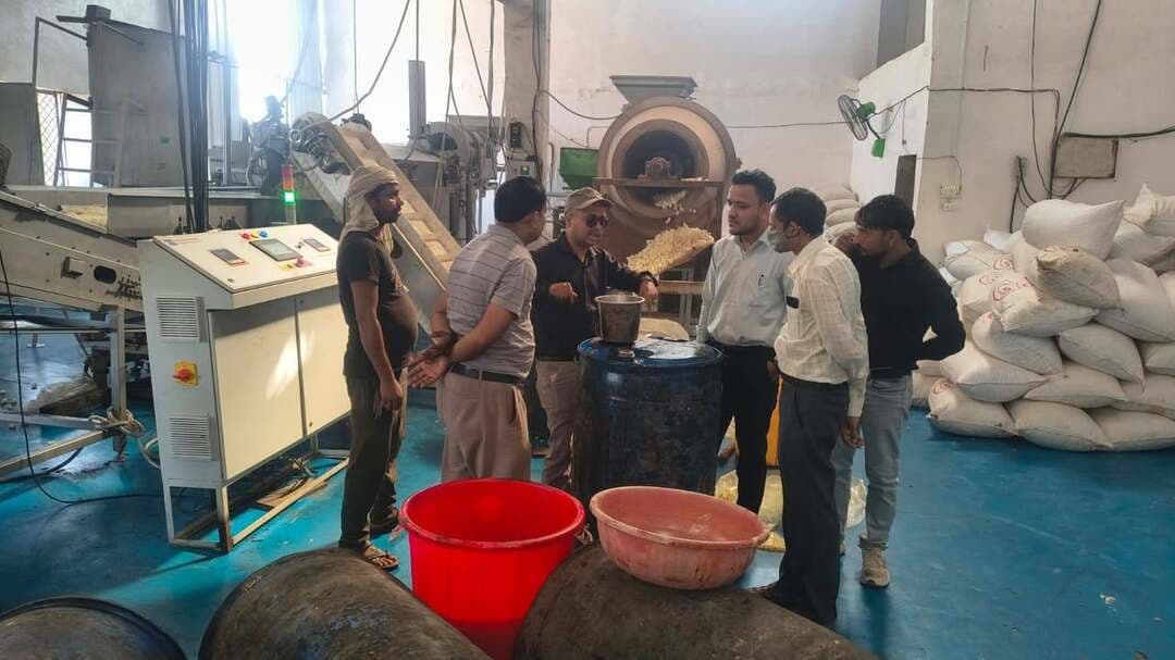 खाद्य पदार्थों की गुणवत्ता जांचने जांच दल ने लिए नमूने
---
कलेक्टर श्री विवेक श्रोत्रिय के निर्देशानुसार जिले में खाद्य पदार्थों की गुणवत्ता की जांच के लिए गठित जांच दल द्वारा आज विभिन्न खाद्य प्रतिष्ठानों का निरीक्षण कर खाद्य पदार्थों के नमूने लिए गए।
जांच दल द्वारा कुंवरपुरा रोड स्थित अमन फूड प्रोडक्ट से मक्का टुकड़ी एवं कुरकुरे के नमूने लिए गए। वहीं, सुधासागर रोड, टीकमगढ़ स्थित अग्रश्री फूड प्रोडक्ट से फ्राइम्स के नमूने जांच हेतु लिए गए हैं।
लिए गए सभी नमूनों को जांच के लिए राज्य खाद्य परीक्षण प्रयोगशाला, भोपाल भेजा जा रहा है। प्रयोगशाला से जांच प्रतिवेदन प्राप्त होने के उपरांत नियमानुसार आवश्यक कार्रवाई की जाएगी।
इस दौरान जांच दल में जिला आपूर्ति अधिकारी, खाद्य सुरक्षा अधिकारी एवं कनिष्ठ आपूर्ति अधिकारी, टीकमगढ़ शामिल रहे।
#JansamparkMP
#Jansamparktikamgarh
#tikamgarh