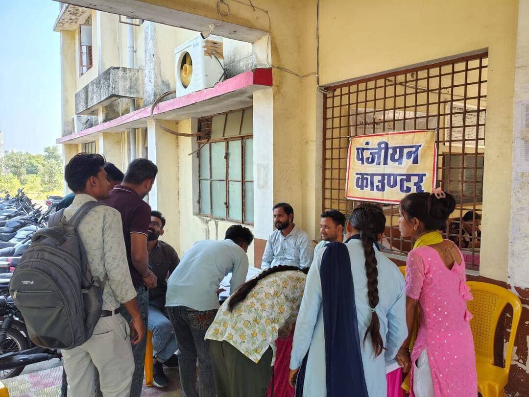 शासकीय आईटीआई टीकमगढ़ में संयुक्त युवा संगम मेला आयोजित
-
175 युवाओं ने लिया भाग, 79 का प्राथमिक चयन एवं 2 युवाओं का अप्रेंटिसशिप हेतु चयन
-
जिला प्रशासन के सहयोग से कलेक्टर श्री विवेक श्रोत्रिय के निर्देशन में शासकीय औद्योगिक प्रशिक्षण संस्थान (आईटीआई), टीकमगढ़ में संयुक्त युवा संगम (रोजगार, स्वरोजगार एवं अप्रेंटिसशिप) मेले का आयोजन किया गया। मेले में विभिन्न कंपनियों के प्रतिनिधियों ने भाग लिया तथा रोजगार के इच्छुक युवाओं को अवसर प्रदान किए।
मेले में कुल 7 कंपनियों के प्रतिनिधि शामिल हुए। इस दौरान कुल 175 बेरोजगार युवाओं ने सहभागिता की, जिनमें से 79 युवाओं का प्राथमिक चयन किया गया तथा 2 युवाओं का अप्रेंटिसशिप के लिए चयन किया गया।
इन कंपनियों ने लिया भाग
युवा संगम मेले में एसआईएस सिक्योरिटी अनूपपुर, ग्रेट ऑर्गेनिक डायमंड सागर, संसूर सृष्टि इंडिया लिमिटेड छतरपुर, फ्रीडम एम्प्लॉयबिलिटी अकादमी टीकमगढ़, ग्रोफास्ट एग्रीटेक सागर, जॉबफेयर नाउ डॉट कॉम भिंड तथा प्रथम एजुकेशन फाउंडेशन झांसी के प्रतिनिधि उपस्थित रहे।
युवा संगम मेले का आयोजन जिला रोजगार अधिकारी श्री के.एल. कोरी के तत्वावधान में किया गया। इस अवसर पर शासकीय आईटीआई टीकमगढ़ के प्लेसमेंट प्रभारी श्री मनोज कुमार विश्वकर्मा, जिला व्यापार एवं उद्योग केंद्र टीकमगढ़ के मैनेजर श्री विश्वम्भर पटेल सहित अन्य अधिकारी एवं कर्मचारी उपस्थित रहे।
मेले के माध्यम से युवाओं को रोजगार एवं अप्रेंटिसशिप के अवसर उपलब्ध कराने के साथ ही उन्हें स्वरोजगार की दिशा में आगे बढ़ने के लिए प्रोत्साहित किया गया।
#JansamparkMP #jansampartikatikamgarh
#tikamgarh