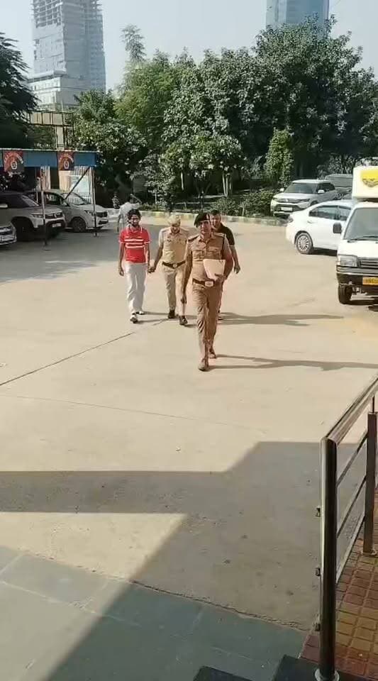 कूड़ा डालने को लेकर हुई कहासुनी में मारपीट करने की वारदात को अंजाम देने वाले 1 नाबालिग सहित कुल 4 आरोपी गिरफ्तार।
गुरुग्राम, गौरव गर्ग, 22 अक्टूबर । 16 अक्टूबर को थाना सैक्टर-65, गुरुग्राम में एक सूचना गांव बहरमपुर में लड़ाई-झगड़ा होने के संबंध में प्राप्त हुई। सूचना पाकर पुलिस टीम घटनास्थल पर पहुंची, जहां पर कोई भी पक्ष उपस्थित नहीं मिला। इसके बाद पुलिस टीम को सूचना प्राप्त हुई कि गांव बहरमपुर में लड़ाई-झगड़ा में घायल होकर कुछ लोग अस्पताल में भर्ती हुए है, जिस पर पुलिस टीम अस्पताल पहुंची जहां पर डॉक्टरों ने घायलों को ब्यान देने के अयोग्य करार दिया। इसके उपरान्त 18 अक्टूबर को घायल व्यक्ति ने पुलिस टीम को शिकायत के माध्यम से बतलाया की यह गांव में चौकीदारी का काम करता है। 16 अक्टूबर को इसका बेटा व इसकी पत्नी इनके प्लाट पर आ रहे थे तभी रास्ते में इन्हीं के गांव के सचिन ने इसकी पत्नी व बेटे के आगे बाइक लगा दी और बहस करने लगा। इसके बाद जब यह सचिन के घर शिकायत करने गए तो वहां पर भी इनका आपस में विवाद हो गया। इसके बाद जब ये अपने घर के पास पहुंचे तो वहां पर सचिन और उसके कुछ अन्य साथी वहां पर आ गए तथा इसके, इसकी पत्नी, बेटे व बेटी के साथ लाठी डंडो से मारपीट की व जान से मारने की धमकी दी। प्राप्त शिकायत पर थाना सैक्टर-65, गुरुग्राम में संबंधित धाराओं के तहत अभियोग अंकित किया गया।
थाना सैक्टर-65, गुरुग्राम की पुलिस टीम ने कार्यवाही करते हुए उपरोक्त अभियोग में एक नाबालिग सहित कुल 4 आरोपियों को 22 अक्टूबर को सैक्टर-65, गुरुग्राम से गिरफ्तार किया। आरोपियों की पहचान हेमु (उम्र-45 वर्ष) निवासी नया बहरमपुर, गुरुग्राम, 2. ताल सिह (उम्र-75 वर्ष) निवासी नया बहरमपुर, गुरुग्राम व 3. रिन्कु (उम्र-28 वर्ष) निवासी भैसरावली जिला फरिदाबाद वर्तमान निवासी नया बहरमपुर जिला गुरुग्राम के रूप में हुई।
पुलिस पूछताछ में ज्ञात हुआ कि आरोपियों का एक प्लाट शिकायतकर्ता के घर के सामने है जिसमें शिकायतकर्ता कूड़ा डालते हैं। इसी बात को लेकर इनकी आपस में कहासुनी होने पर आरोपियों ने उपरोक्त अभियोग में मारपीट करने की वारदात को अंजाम दिया।
पुलिस टीम द्वारा अभियोग में नियमानुसार आगामी कार्यवाही की जा रही है। अभियोग अनुसंधानाधीन है।