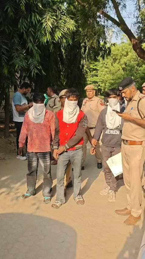 पीछे से गला दबाकर लूट करने की वारदात को अंजाम देने वाले 4 आरोपी कुछ घंटों में थाना सेक्टर 14 टीम ने किए गिरफ्तार।
कब्जा से लूटा गया मोबाईल फोन व 5 हजार रुपए की नगदी बरामद।
गुरुग्राम, गौरव गर्ग, 22 अक्टूबर । 21 अक्टूबर को एक लड़के ने पुलिस थाना सैक्टर-14, गुरुग्राम में एक लिखित शिकायत के माध्यम से बतलाया कि 20 अक्टूबर की रात को यह सदर बाजार, गुरुग्राम से कैंडी (गुड़िया के बाल) बेचकर अपने घर जा रहा था। जब यह आचार्य कॉलोनी में पहुंचा तो वहां पर 4 लड़के खड़े थे उनमें से एक व्यक्ति ने पीछे से गर्दन पर चोक लगाकर इसको नीचे गिरा दिया और दूसरे व्यक्ति ने इसका मोबाइल फोन व ₹5000 लूट लिए। प्राप्त शिकायत के आधार पर थाना सैक्टर-14, गुरुग्राम में संबंधित धाराओं के तहत अभियोग अंकित किया गया।
पुलिस थाना सैक्टर-14, गुरुग्राम की पुलिस टीम ने उपरोक्त अभियोग में कार्यवाही करते हुए 12 घंटे के अंदर ही 21 अक्टूबर को सब्जी मंडी सैक्टर-12, गुरुग्राम से 4 आरोपियों को काबू करने में सफलता हासिल की। आरोपियों की पहचान साहिल निवासी झुग्गी सैक्टर-12, गुरुग्राम, 2. गणेश उर्फ थापा निवासी गांव भिटवारी जिला पौड़ी गढ़वाल, उत्तराखंड वर्तमान निवासी मंडी सैक्टर-12, गुरुग्राम, 3. हारून उर्फ अरुण निवासी गांव भरतौली जिला एटा, उत्तर-प्रदेश वर्तमान निवासी ईस्ट राजीव नगर, गुरुग्राम व 4. लालाराम निवासी गांव पगरा जिला छतरपुर, मध्य-प्रदेश वर्तमान निवासी ईस्ट राजीव नगर, गुरुग्राम के रूप में हुई।
आरोपियों से पुलिस पूछताछ में ज्ञात हुआ कि ये नशा करने के आदि है और नशे की पूर्ति के लिए इन्होंने उपरोक्त अभियोग में शिकायतकर्ता के साथ लूट करने की वारदात को अंजाम दिया था।
पुलिस टीम द्वारा आरोपियों के कब्जा से लूटा गया मोबाईल फोन व 5 हजार रुपए की नगदी बरामद की गई है।
पुलिस टीम द्वारा अभियोग में नियमानुसार आगामी कार्यवाही की जा रही है। अभियोग का अनुसंधान जारी है।