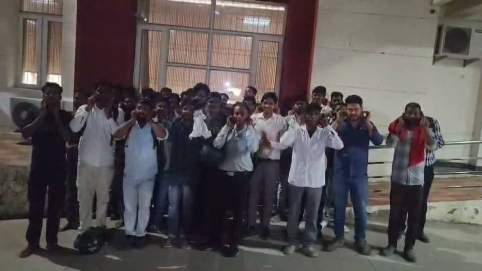 थाना सेक्टर-65, गुरुग्राम की पुलिस टीम ने 40 व्यक्तियों को सार्वजनिक स्थानों से शराब पीते हुए किया काबू।
गुरुग्राम, गौरव गर्ग, 22 अक्टूबर । सार्वजनिक स्थानों पर शराब का सेवन करने वालों के विरुद्ध सख्त व प्रभावशाली कार्यवाही करने की कड़ी में थाना सेक्टर-65, गुरुग्राम की पुलिस टीम ने सार्वजनिक स्थानों पर शराब पीते पाए गए 40 व्यक्तियों को काबू करके उनके विरुद्ध नियमानुसार निवारक कानूनी कार्यवाही की गई है।
पुलिस उपायुक्त दक्षिण, गुरुग्राम आयुष यादव (IPS) के दिशा-निर्देशों के तहत अपराध नियंत्रण, सार्वजनिक स्थानों पर सुरक्षा व्यवस्था सुनिश्चित करने तथा कानून-व्यवस्था बनाए रखने के उद्देश्य से दिनांक 21 अक्टूबर को थाना सेक्टर-65 की पुलिस टीम द्वारा विशेष चेकिंग की गई।
इस कार्यवाही के दौरान पुलिस टीमों ने पार्कों, पार्किंग स्थलों, सड़क किनारे तथा अन्य सार्वजनिक स्थानों पर सघन चेकिंग की। इस दौरान सार्वजनिक स्थानों पर शराब का सेवन करते पाए गए कुल 40 व्यक्तियों को काबू किया गया। पुलिस द्वारा इन सभी व्यक्तियों के विरुद्ध भारतीय नागरिक सुरक्षा संहिता (BNSS) की धारा 172(2) के तहत नियमानुसार निवारक कानूनी कार्यवाही अमल में लाई गई।
गुरुग्राम पुलिस का स्पष्ट संदेश है कि सार्वजनिक स्थानों पर शराब का सेवन कर शांति भंग करने, हुड़दंगबाजी करने अथवा सार्वजनिक व्यवस्था प्रभावित करने वाली गतिविधियों को बर्दाश्त नहीं किया जाएगा। ऐसी गतिविधियों में संलिप्त पाए जाने वाले व्यक्तियों के विरुद्ध कानून के अनुसार प्रभावी कार्यवाही की जाएगी।
पुलिस उपायुक्त दक्षिण द्वारा संबंधित पुलिस टीमों को सार्वजनिक स्थानों पर निरंतर निगरानी रखने तथा संदिग्ध एवं अव्यवस्था फैलाने वाली गतिविधियों पर त्वरित कार्यवाही करने के निर्देश दिए गए हैं। गुरुग्राम पुलिस द्वारा भविष्य में भी इस प्रकार के विशेष चेकिंग जारी रखी जाएगी।
गुरुग्राम पुलिस की आमजन से अपील है कि सार्वजनिक स्थानों की गरिमा बनाए रखें, सार्वजनिक स्थानों पर शराब का सेवन करने से बचें तथा शांति एवं कानून-व्यवस्था बनाए रखने में पुलिस का सहयोग करें।