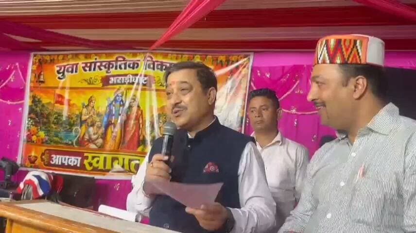 युवा सांस्कृतिक विकास मंच भराड़ीघाट की ओर से दशहरा उत्सव के उपलक्ष्य में कार्यक्रम का आयोजन किया गया। इसमें शिमला संसदीय क्षेत्र के सांसद सुरेश कश्यप ने मुख्य अतिथि के रूप में शिरकत की। इस दौरान उन्होंने उपस्थित लोगों को दशहरा और दीपावली की शुभकामनाएं दीं।
कार्यक्रम के दौरान आयोजकों की ओर से सांसद सुरेश कश्यप को शॉल, हिमाचली टोपी और स्मृति चिन्ह भेंट कर सम्मानित किया गया। वहीं, युवा सांस्कृतिक विकास मंच
के प्रधान और अन्य सदस्यों ने उन्हें तलवार भेंट कर सम्मान प्रकट किया।
इस अवसर पर क्यार्ड और दसेरन पंचायतों के जनप्रतिनिधियों तथा ग्रामीणों ने सांसद के समक्ष क्षेत्र की विभिन्न समस्याओं को रखा। ग्रामीणों ने एंबुलेंस सुविधा, सड़कों की खराब स्थिति, संपर्क मार्गों और रास्तों सहित अन्य विकास कार्यों से जुड़ी मांगें उठाईं। उन्होंने कहा कि इन समस्याओं का समाधान होने से क्षेत्र के लोगों को बेहतर सुविधाएं मिल सकेंगी।
सांसद सुरेश कश्यप ने ग्रामीणों की समस्याओं को सुना और दोनों पंचायतों में विकास कार्यों को गति देने के लिए सांसद निधि से धन का प्रावधान करवाने की घोषणा की। उन्होंने कहा कि क्षेत्र में विकास कार्यों को आगे बढ़ाने के लिए आवश्यक धन उपलब्ध करवाने का प्रयास किया जाएगा, ताकि ग्रामीणों को मूलभूत सुविधाएं मिल सकें।
कार्यक्रम में पंचायत प्रतिनिधियों, युवा सांस्कृतिक विकास मंच के सदस्यों, युवा सांस्कृतिक विकास मंच के पदाधिकारियों और क्षेत्र के ग्रामीणों ने भाग लिया।