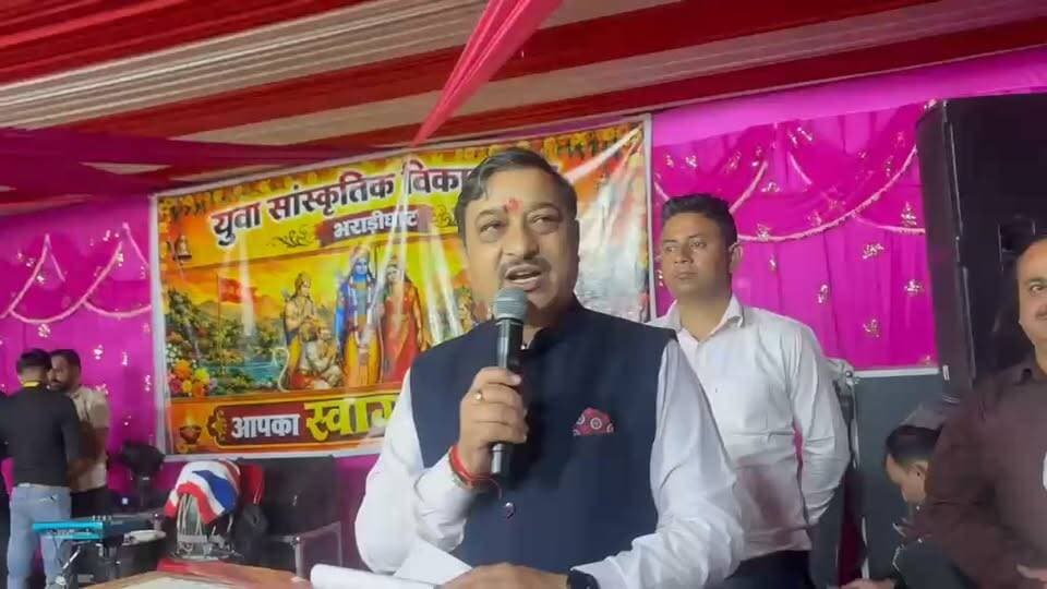 भराड़ीघाट में दशहरा उत्सव में पहुंचे सांसद सुरेश कश्यप, क्यार्ड और दसेरन पंचायतों के विकास के लिए सांसद निधि से धन देने की घोषणा
ग्रामीणों ने एंबुलेंस, सड़क और रास्तों की समस्याएं उठाईं, सांसद को शॉल, टोपी, स्मृति चिन्ह और तलवार भेंट कर किया सम्मानित