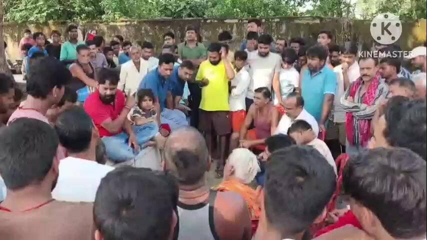 गिरिडीह: जमीन विवाद में हाई-वोल्टेज ड्रामा, बच्चे के साथ पानी टंकी पर चढ़े शख्स को घंटों की मशक्कत के बाद उतारा गया